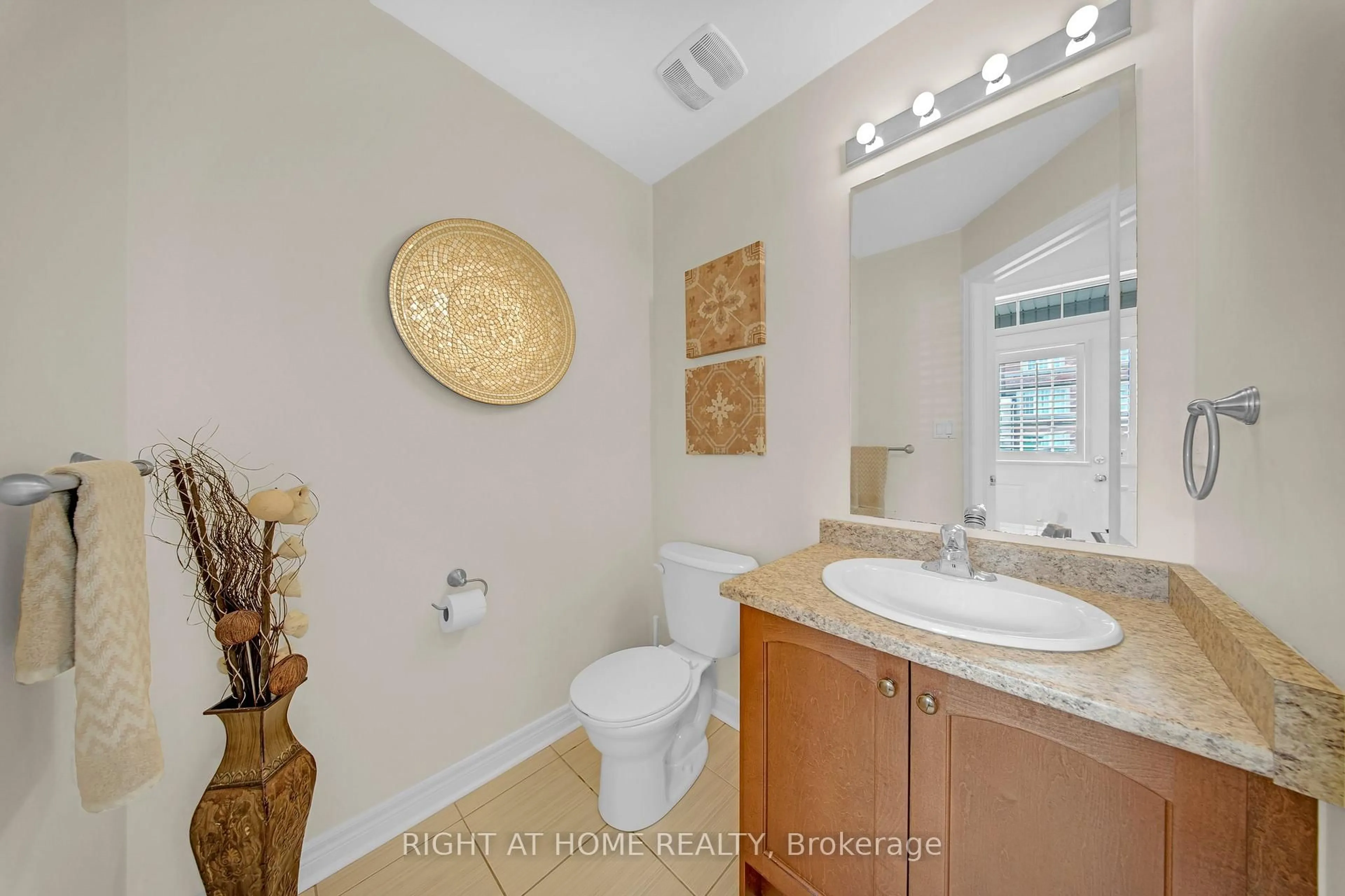 Standard bathroom, ceramic/tile floor for 51 Lorenzo Circ, Brampton Ontario L6R 3N4