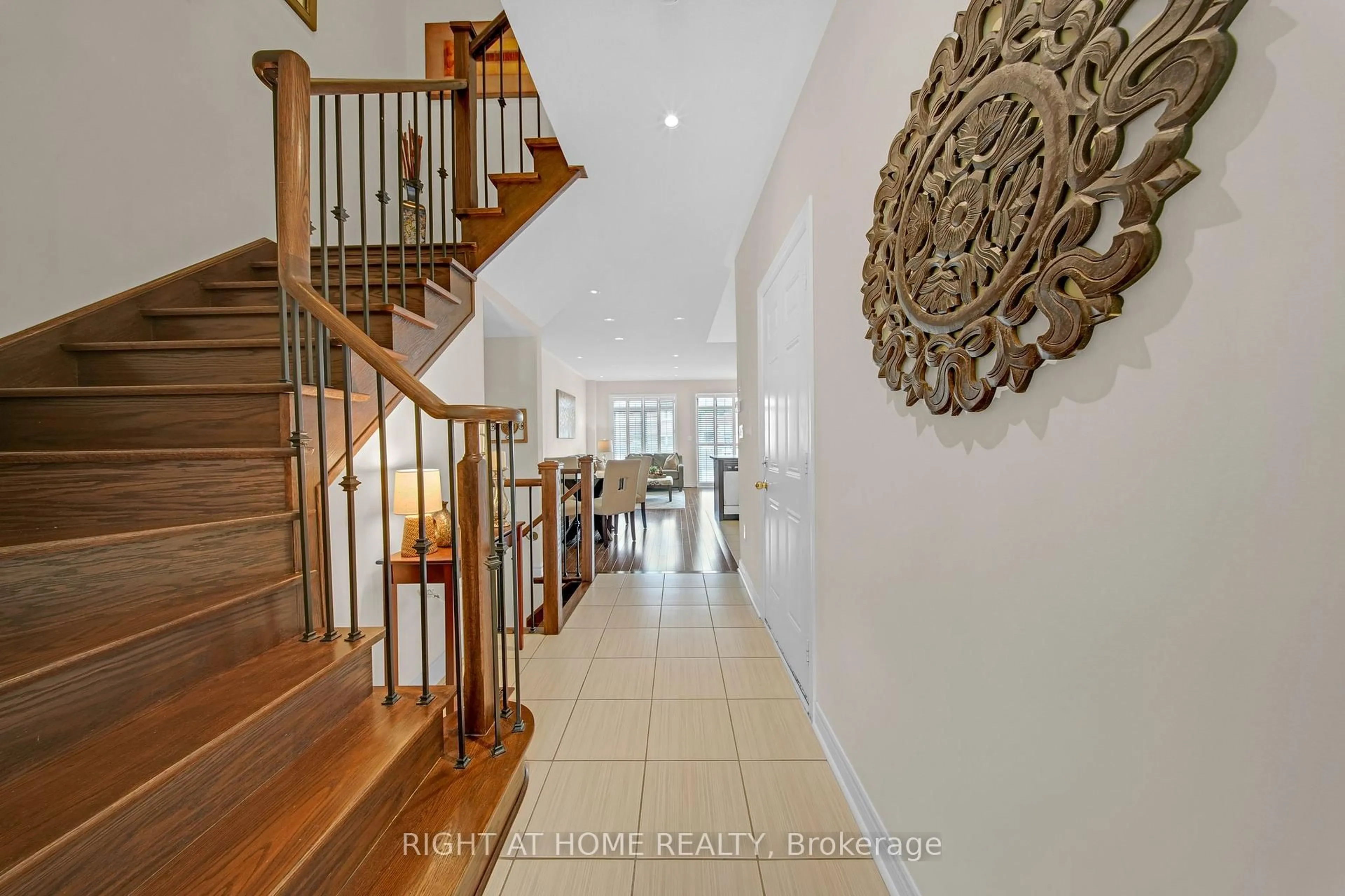 Indoor foyer for 51 Lorenzo Circ, Brampton Ontario L6R 3N4