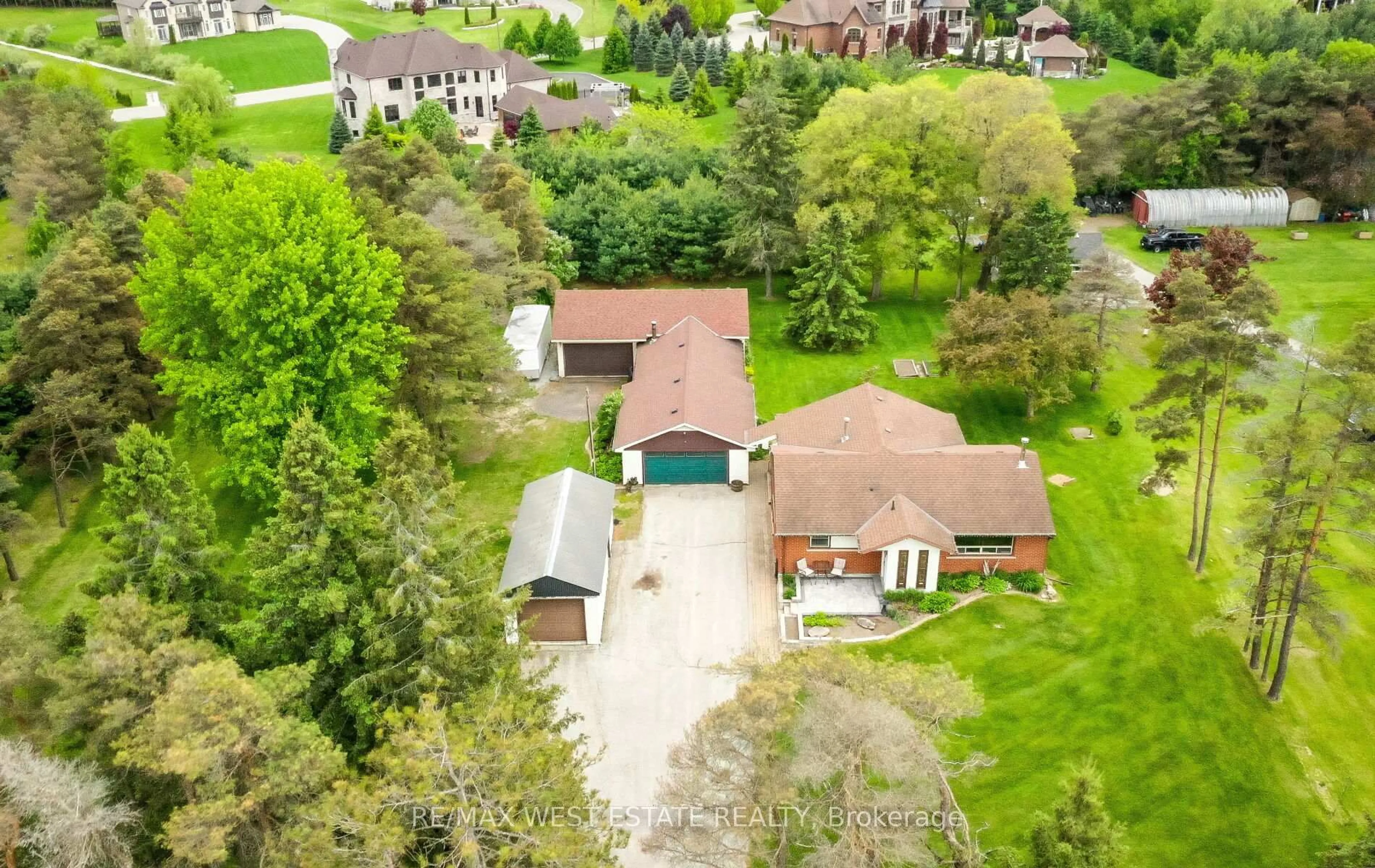 A pic from outside/outdoor area/front of a property/back of a property/a pic from drone, street for 17522 Mount Hope Rd, Caledon Ontario L7E 3L1