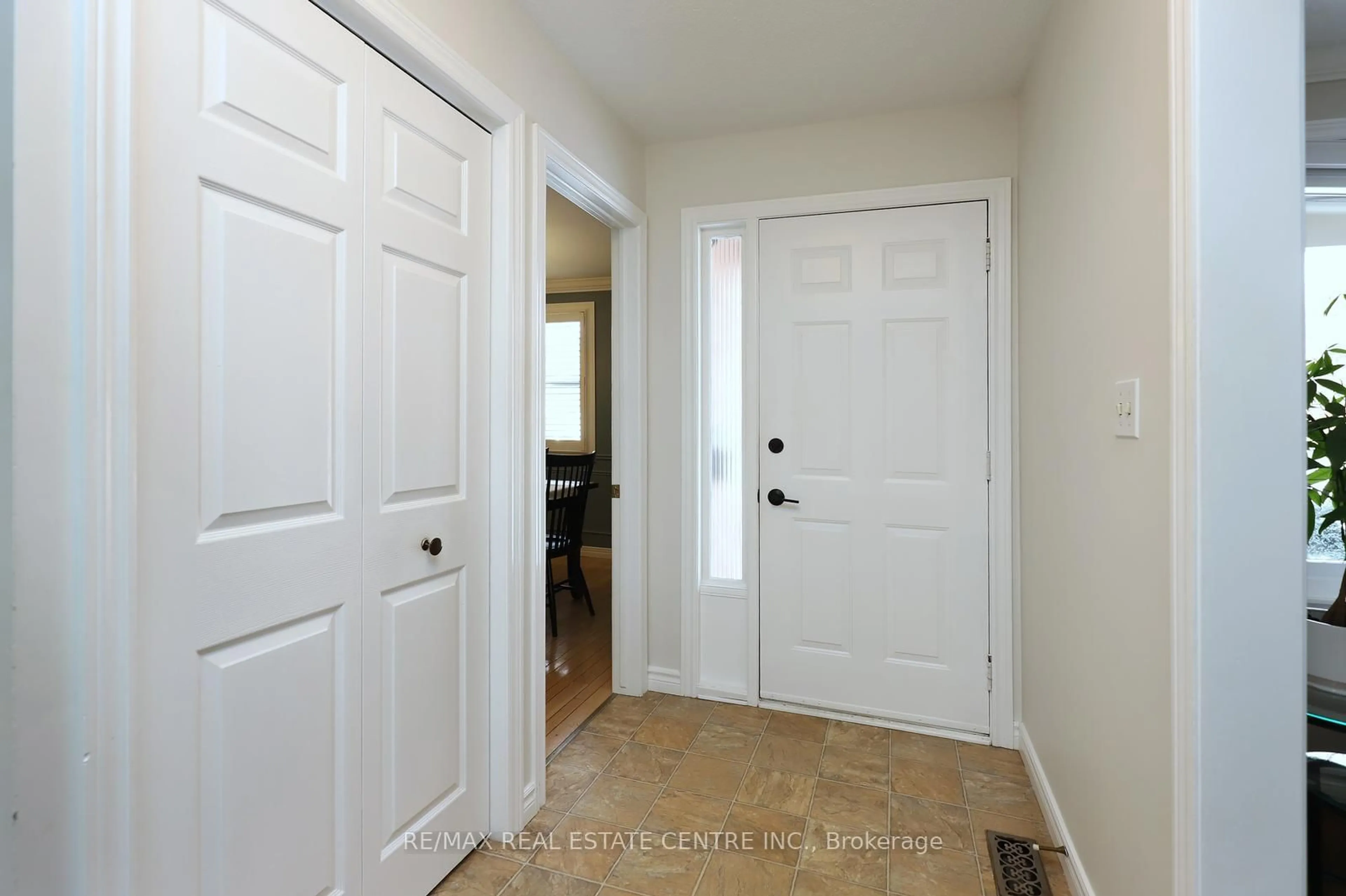 Indoor entryway for 284 Ridge Dr, Milton Ontario L9T 1X3