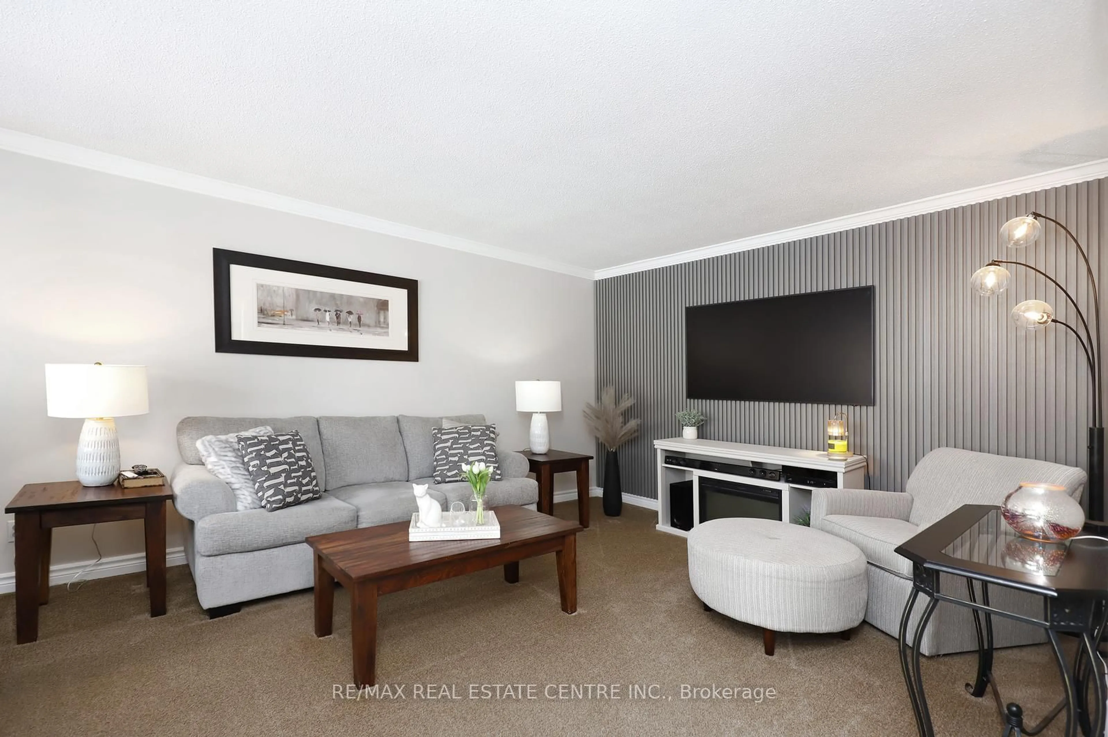 Living room with furniture, unknown for 284 Ridge Dr, Milton Ontario L9T 1X3