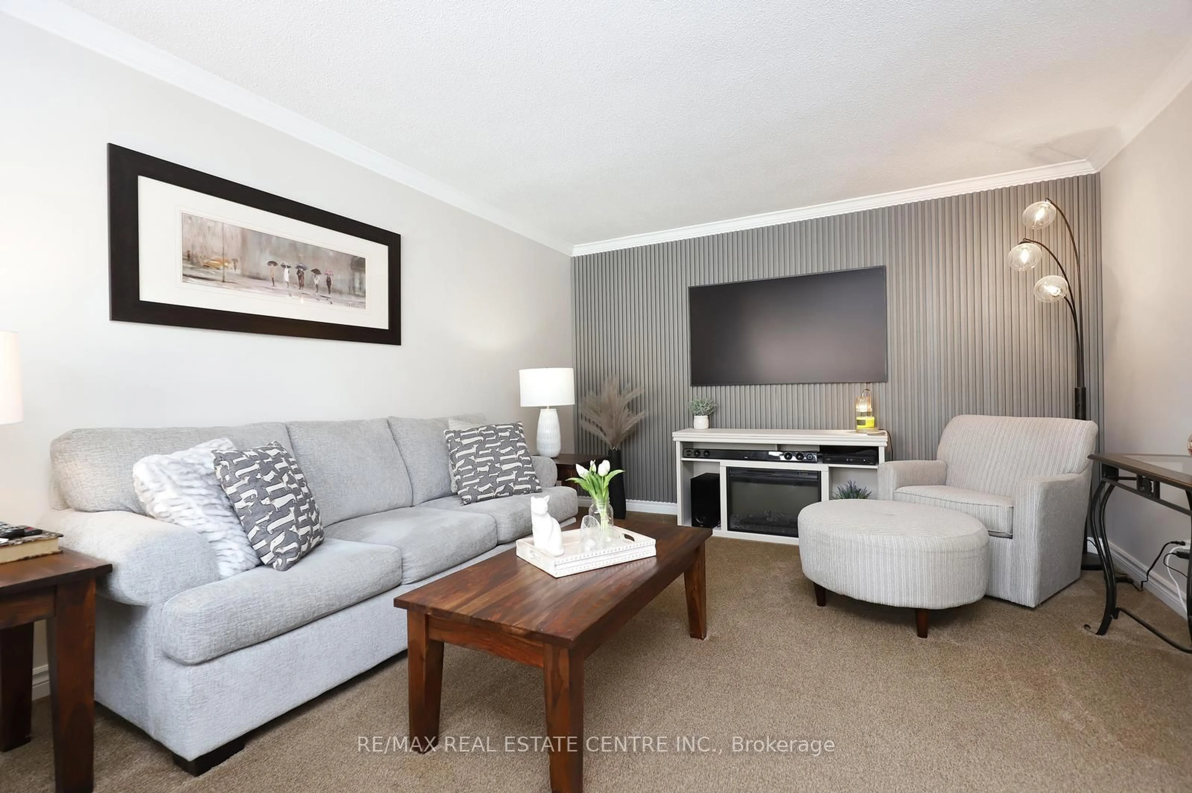 Living room with furniture, wood/laminate floor for 284 Ridge Dr, Milton Ontario L9T 1X3