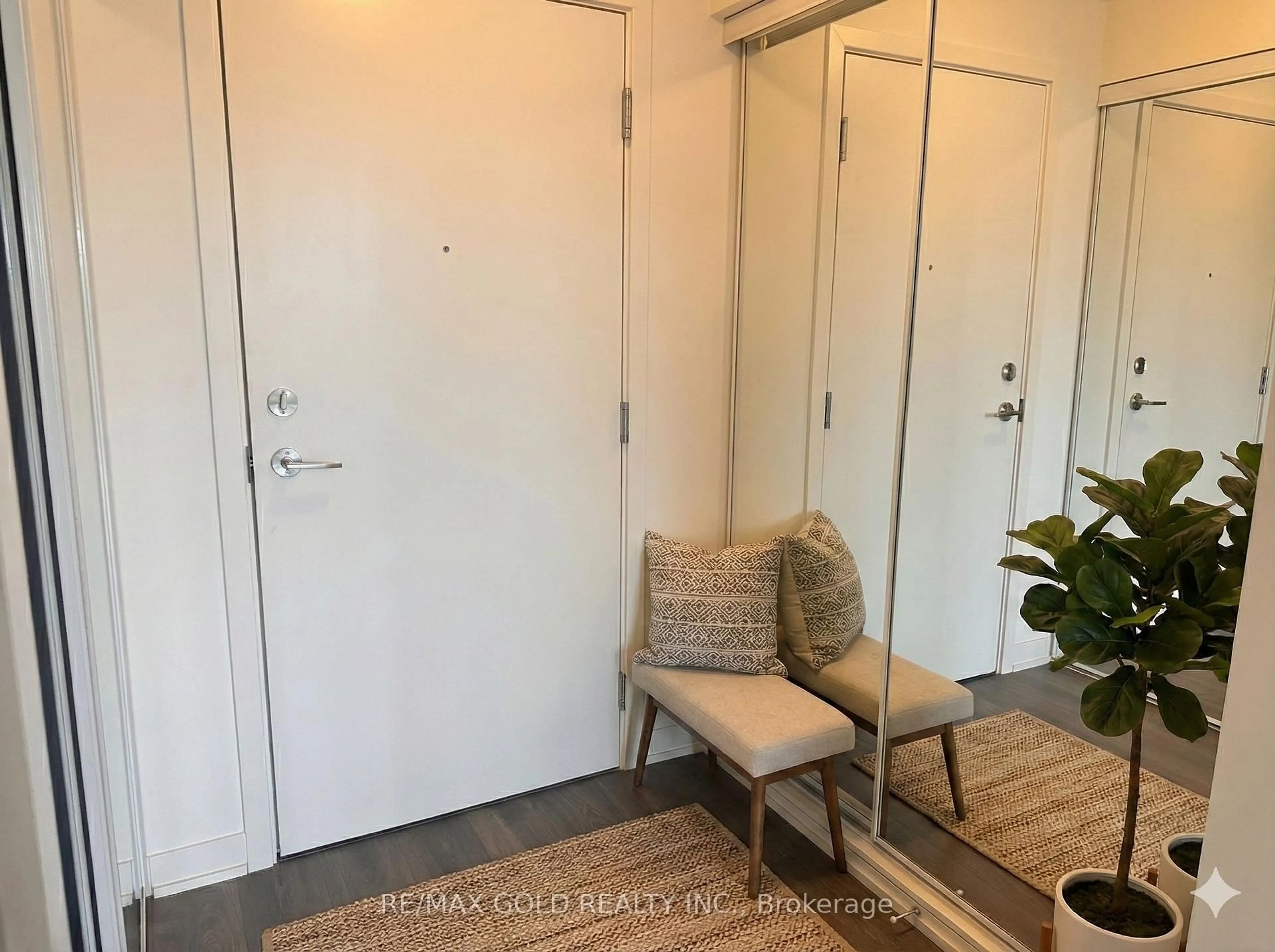 Indoor entryway for 58 sky harbour Dr #307, Brampton Ontario L6Y 6J1