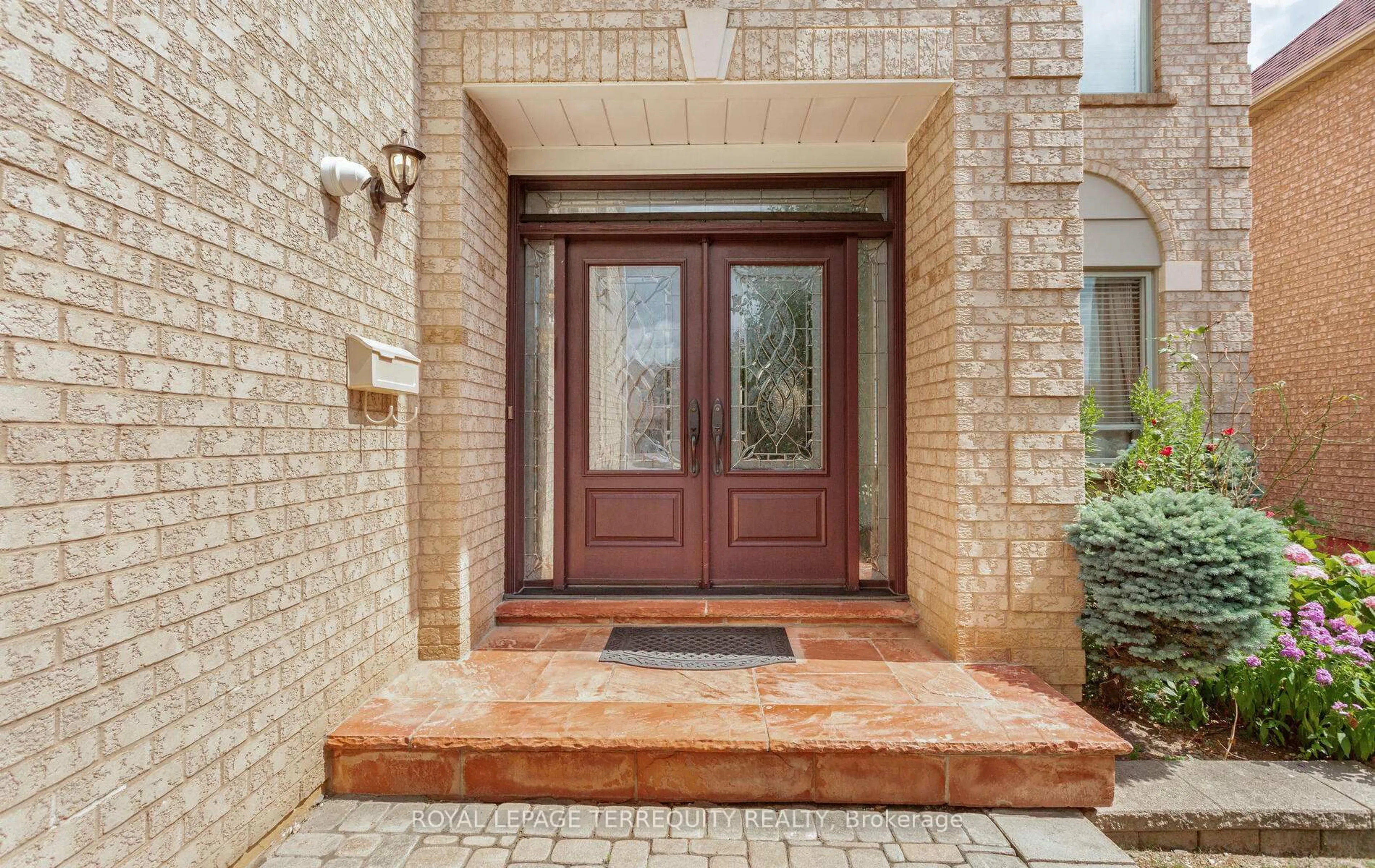 Indoor entryway for 5839 Fieldon Rd, Mississauga Ontario L5M 5K3