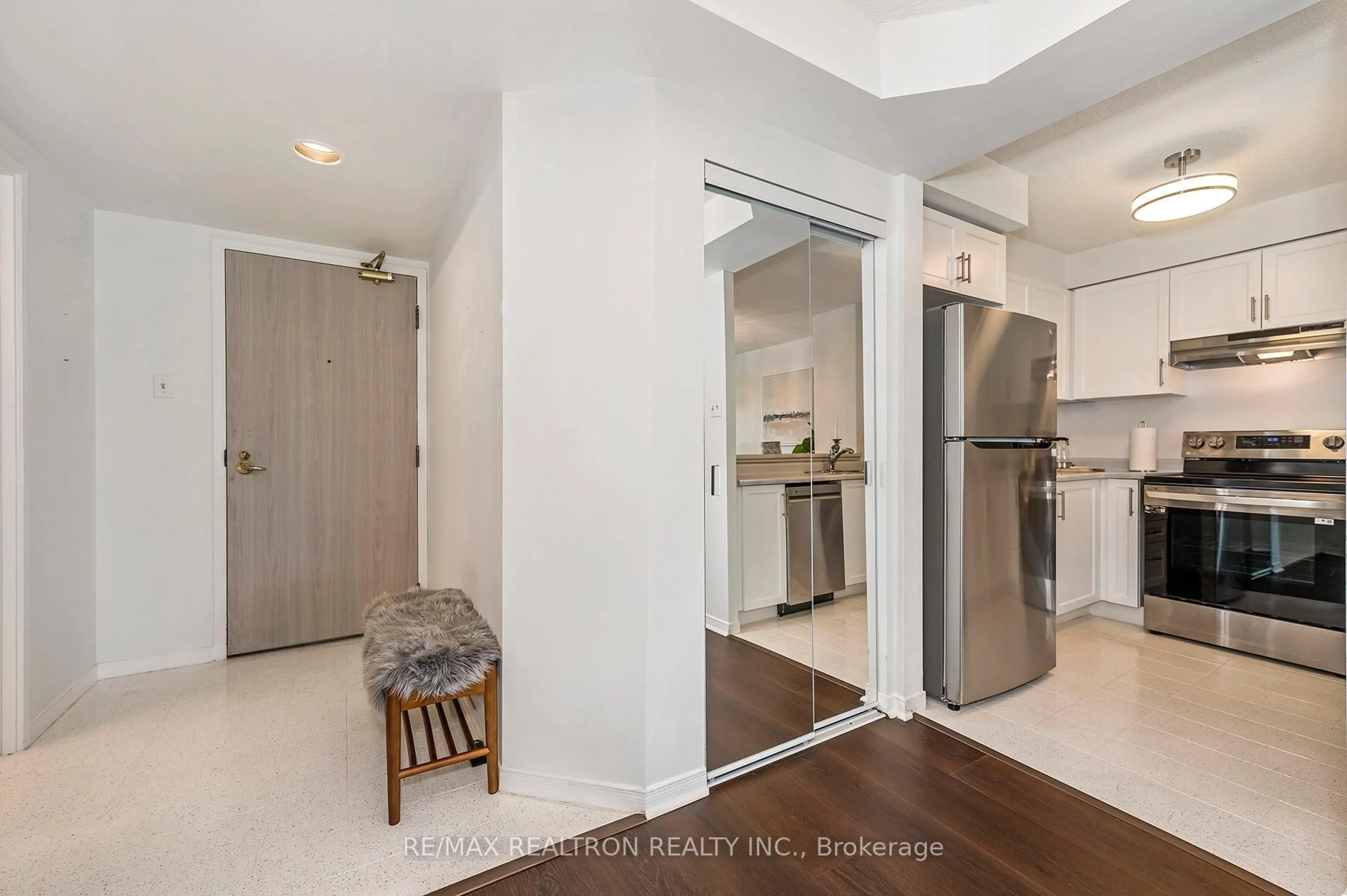 Indoor entryway for 2155 Burnhamthorpe Rd #1301, Mississauga Ontario L5L 5P4