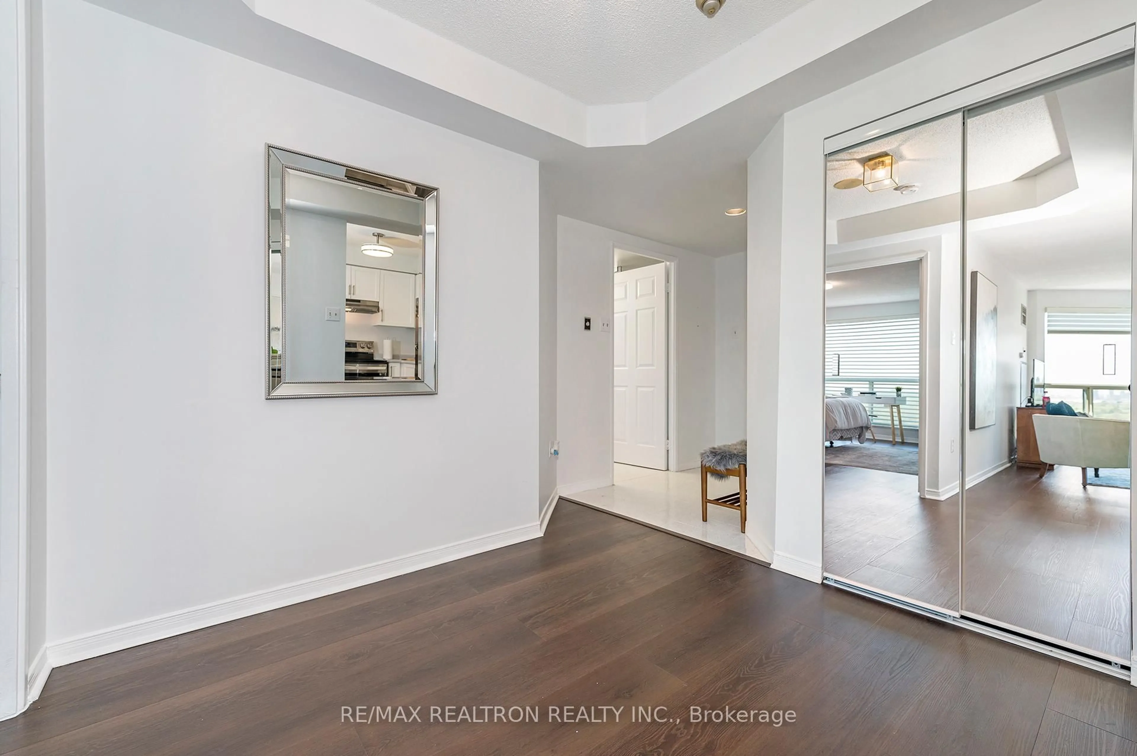 Indoor entryway for 2155 Burnhamthorpe Rd #1301, Mississauga Ontario L5L 5P4