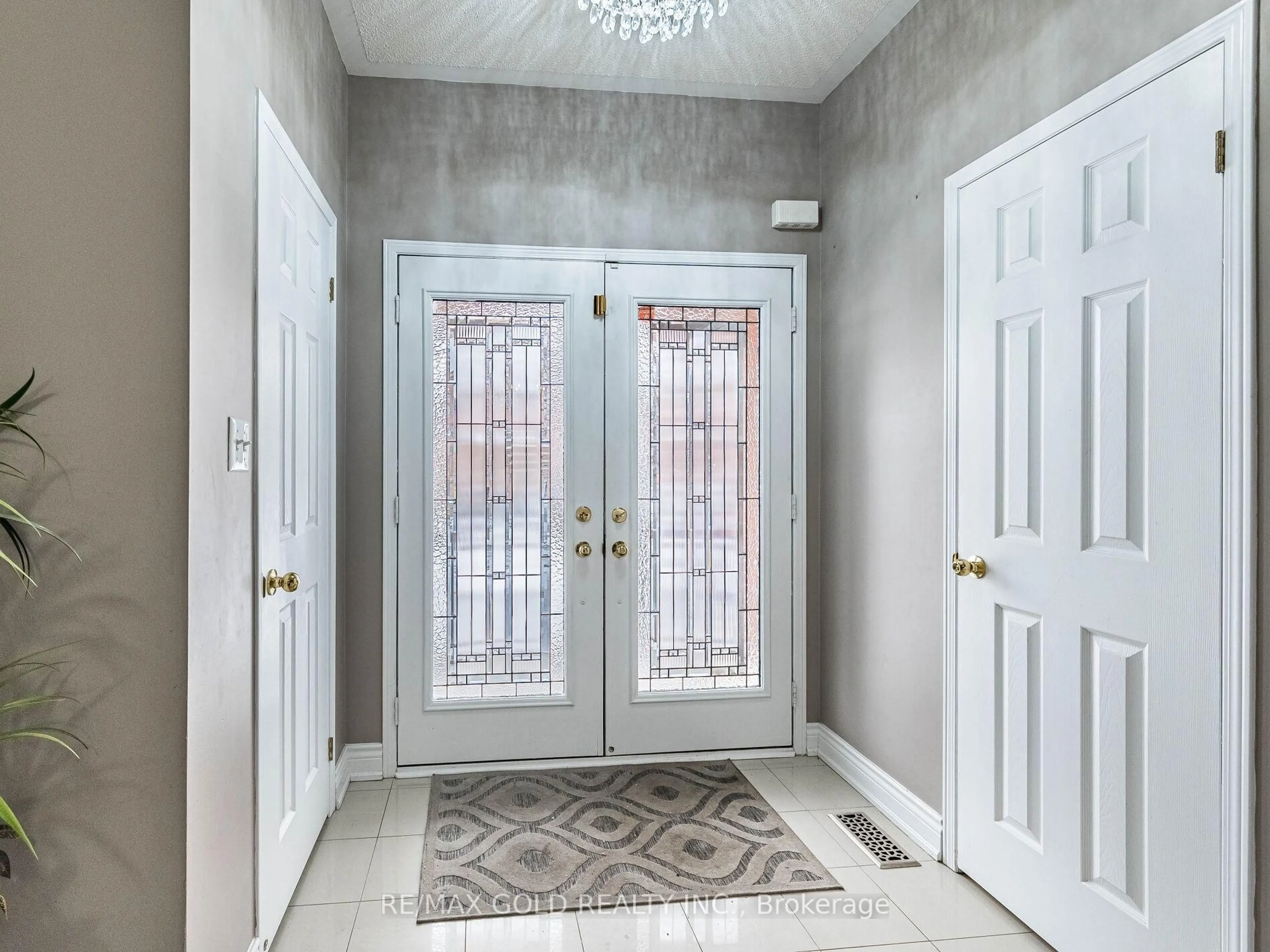 Indoor entryway for 18 Travis Cres, Brampton Ontario L7A 0P2