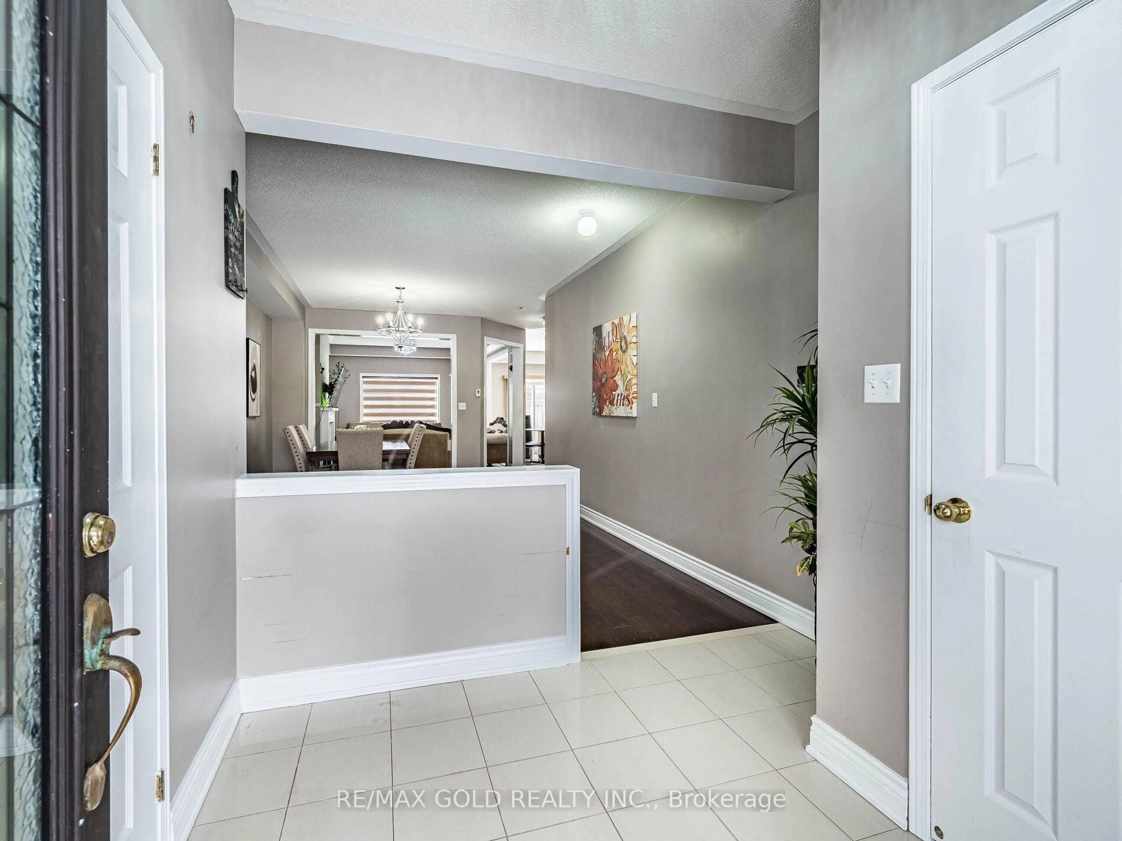 Indoor entryway for 18 Travis Cres, Brampton Ontario L7A 0P2