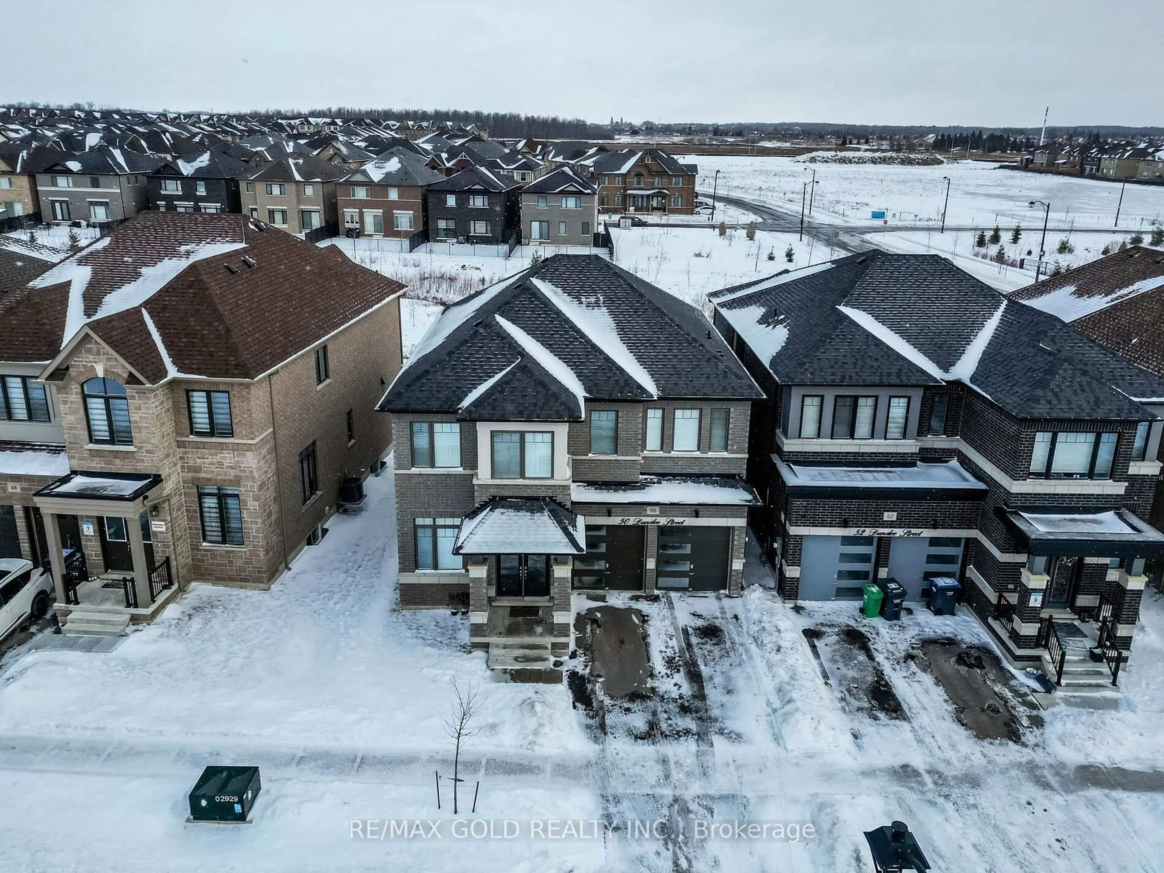 A pic from outside/outdoor area/front of a property/back of a property/a pic from drone, unknown for 50 Dundee St, Caledon Ontario L7C 4K2