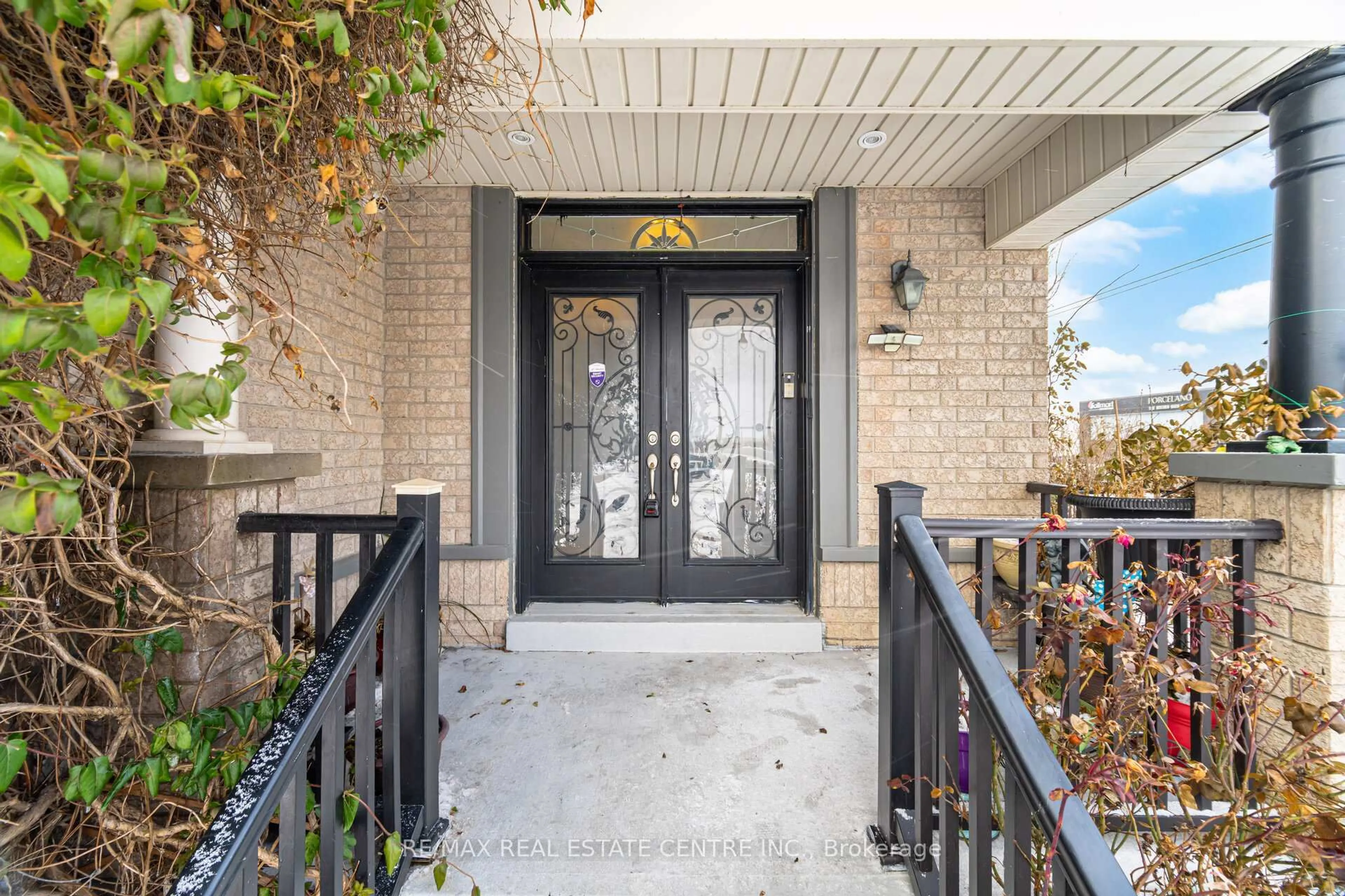 Indoor entryway for 38 Lightcatcher Circ, Brampton Ontario L6P 3P5