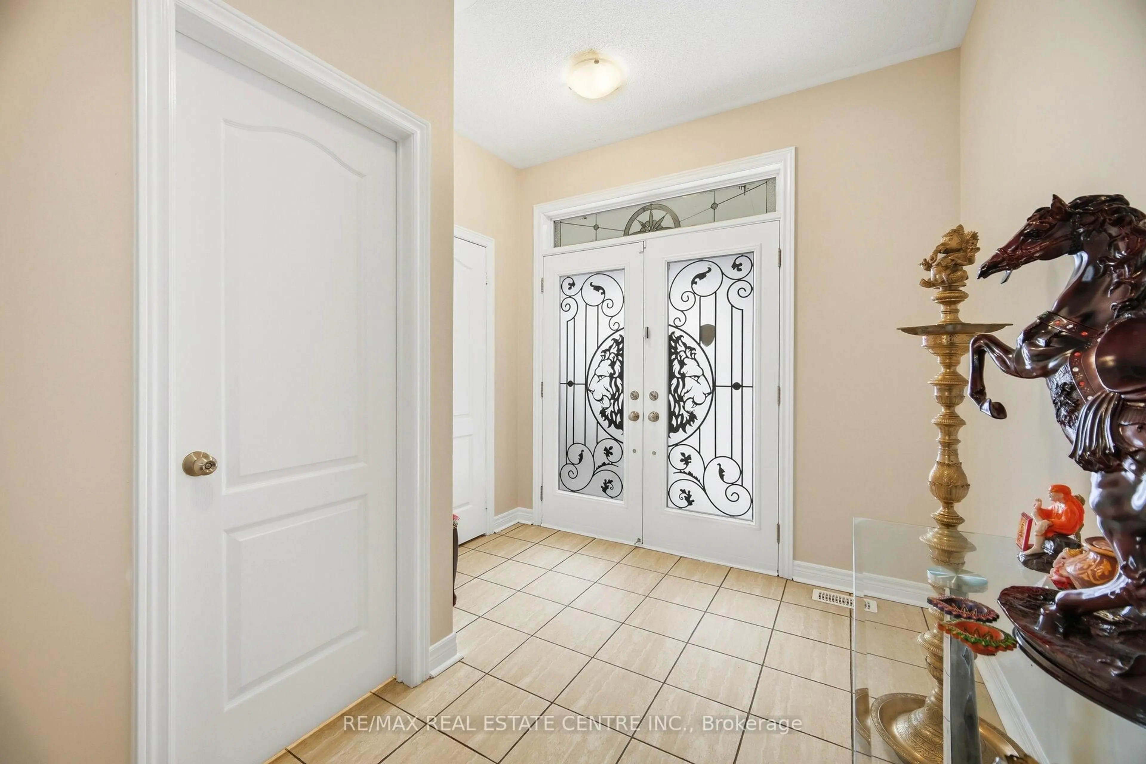 Indoor entryway for 38 Lightcatcher Circ, Brampton Ontario L6P 3P5