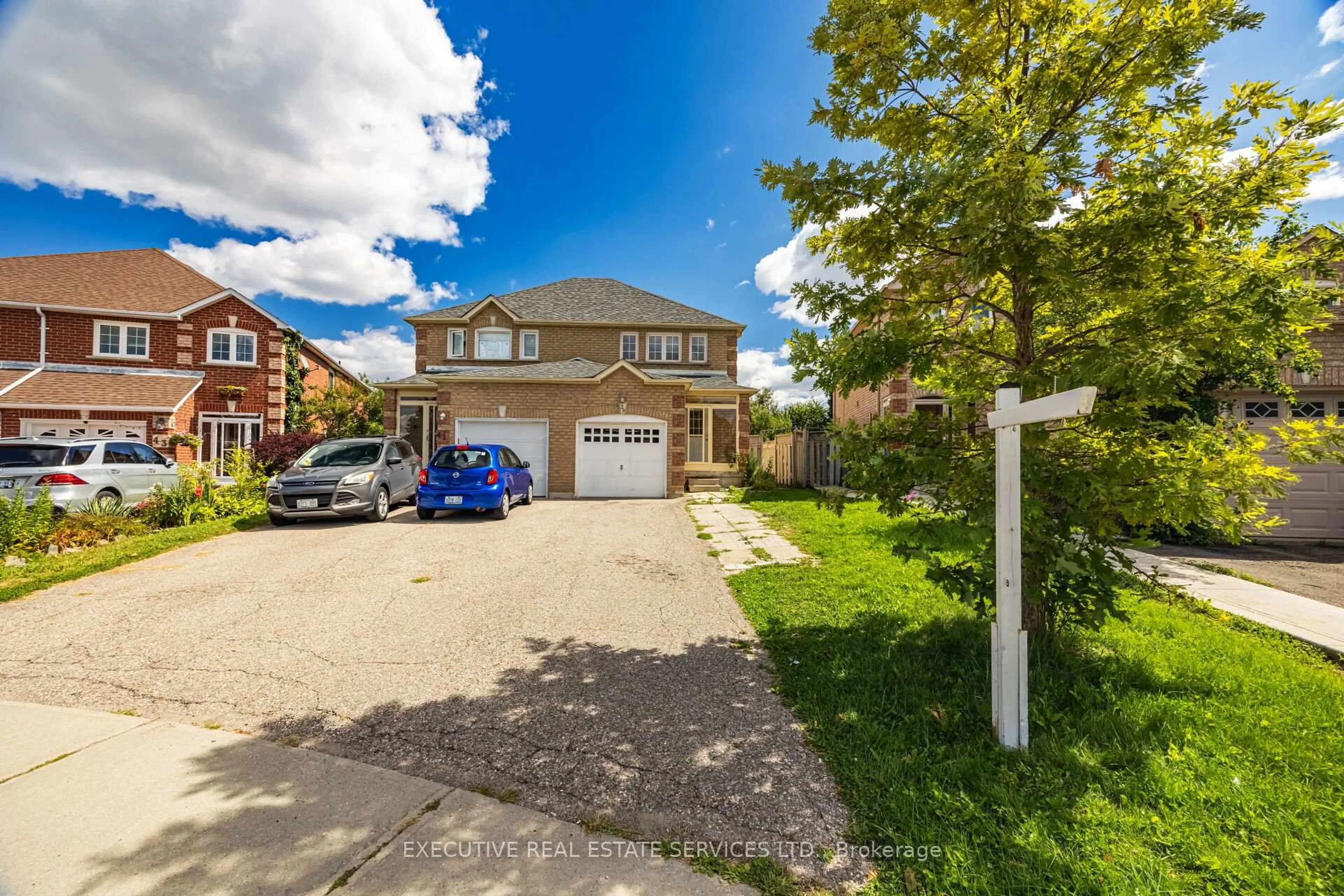 A pic from outside/outdoor area/front of a property/back of a property/a pic from drone, street for 39 Caruso Dr, Brampton Ontario L6Y 5B2