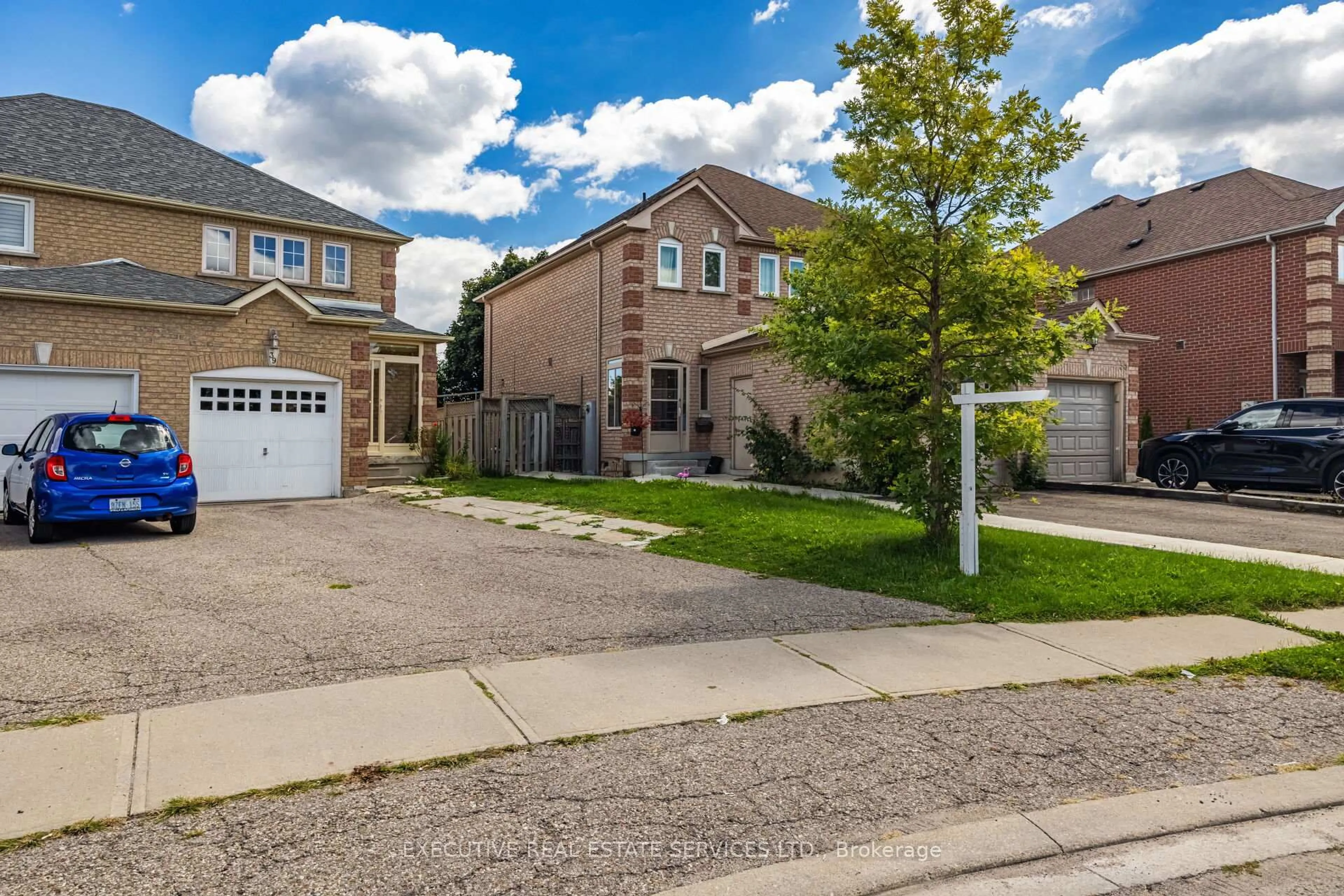 A pic from outside/outdoor area/front of a property/back of a property/a pic from drone, street for 39 Caruso Dr, Brampton Ontario L6Y 5B2