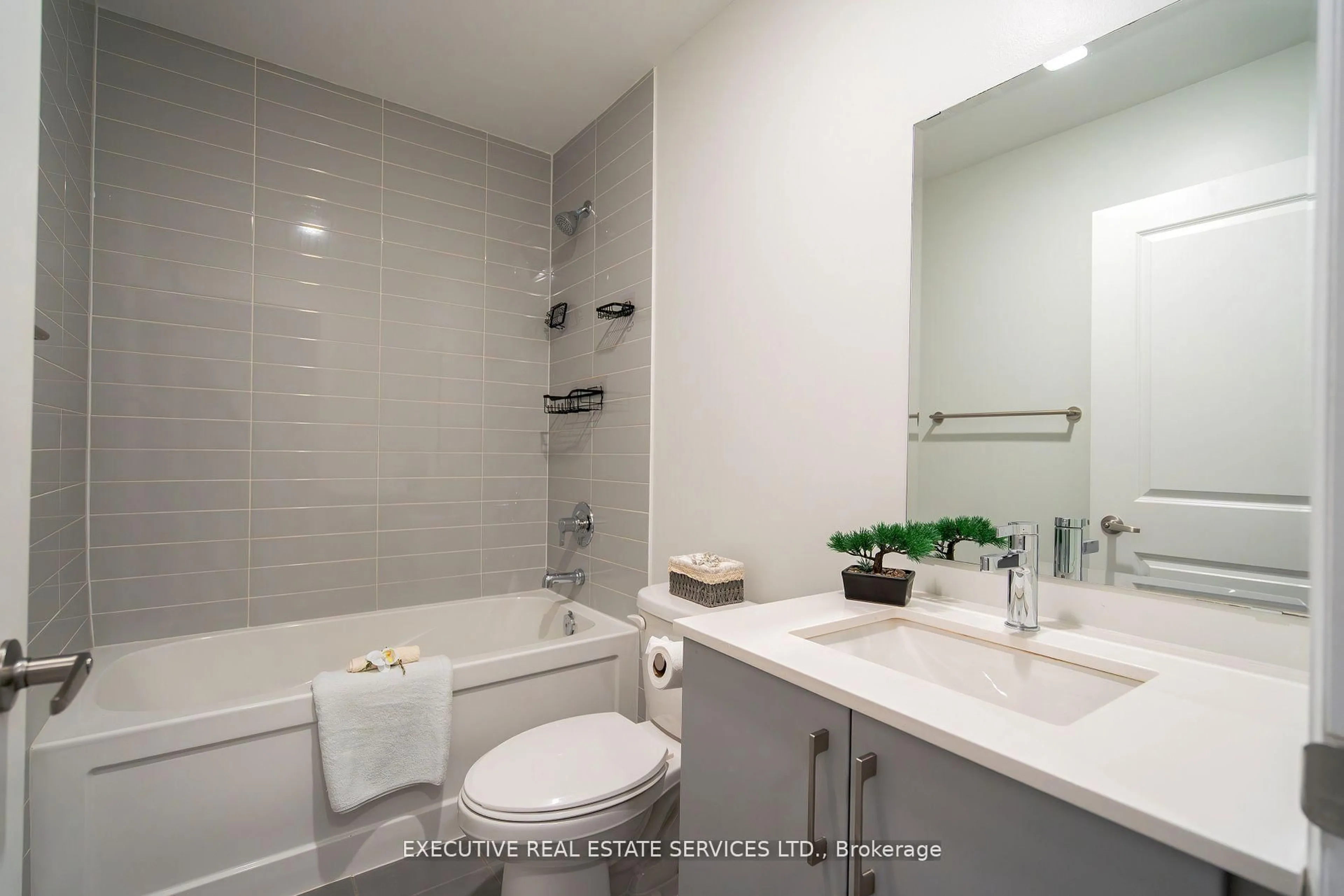 Standard bathroom, ceramic/tile floor for 1145 Journeyman Lane #226, Mississauga Ontario L5J 0B5