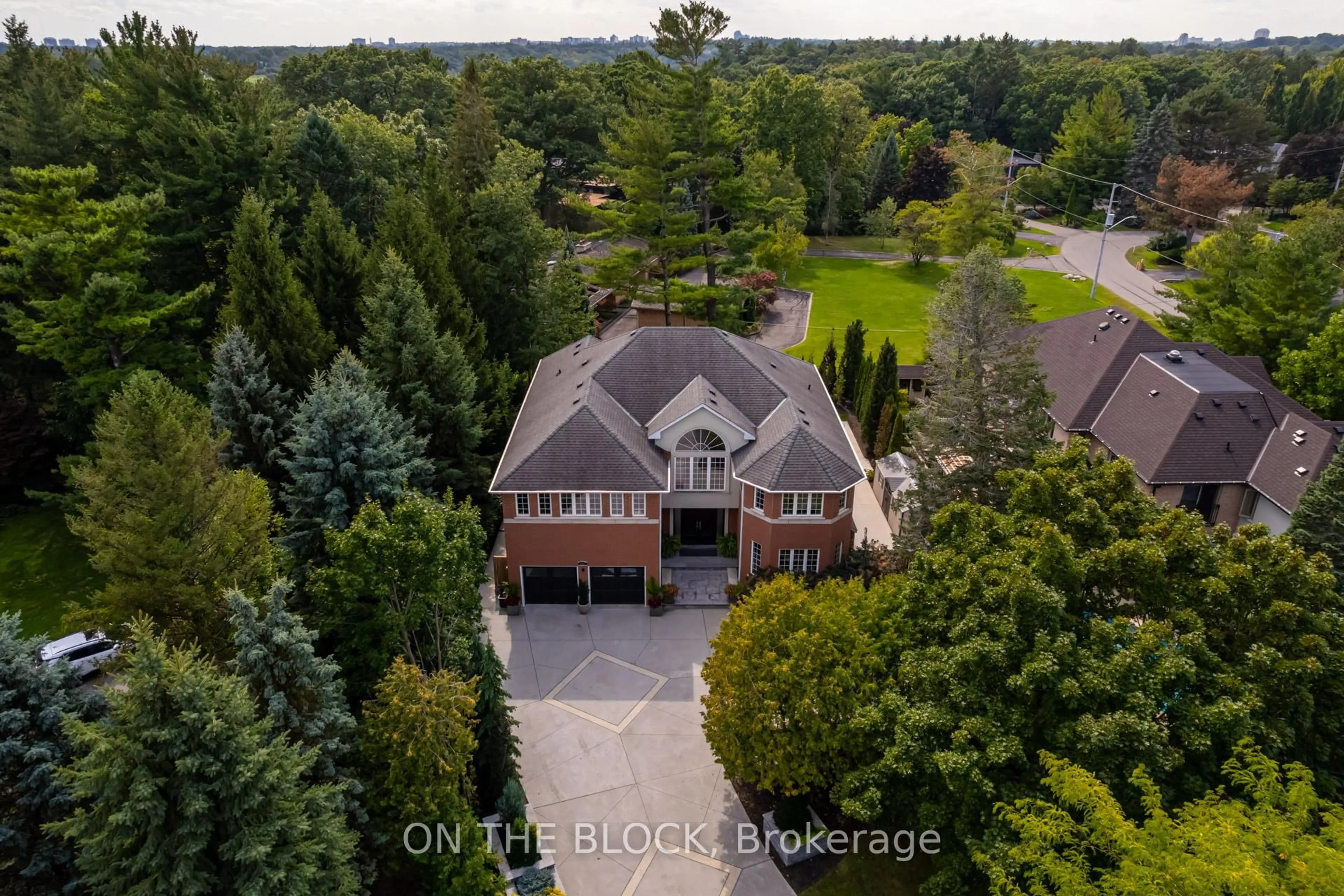 A pic from outside/outdoor area/front of a property/back of a property/a pic from drone, unknown for 2212 Oneida Crt, Mississauga Ontario L5C 4G5