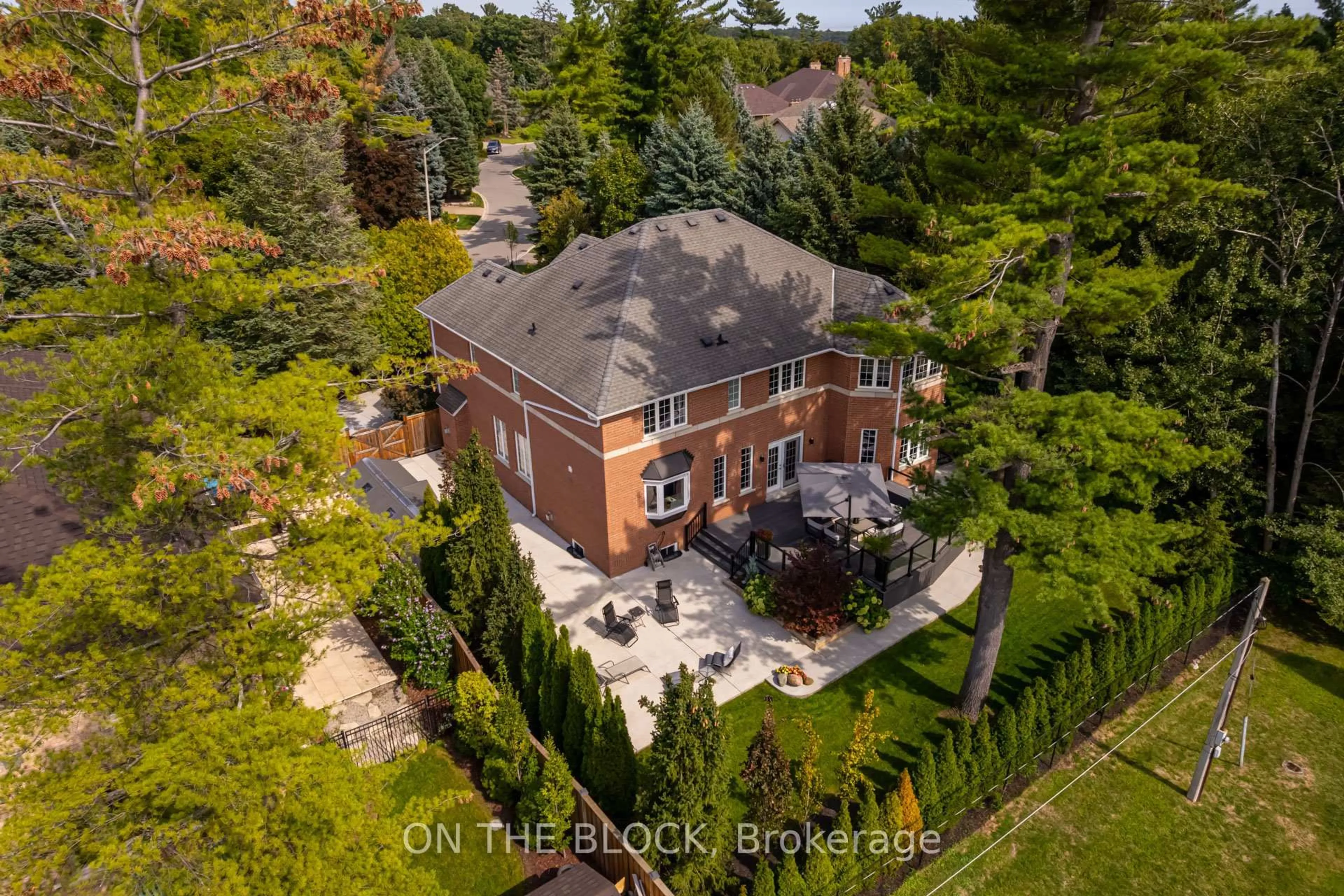 A pic from outside/outdoor area/front of a property/back of a property/a pic from drone, unknown for 2212 Oneida Crt, Mississauga Ontario L5C 4G5