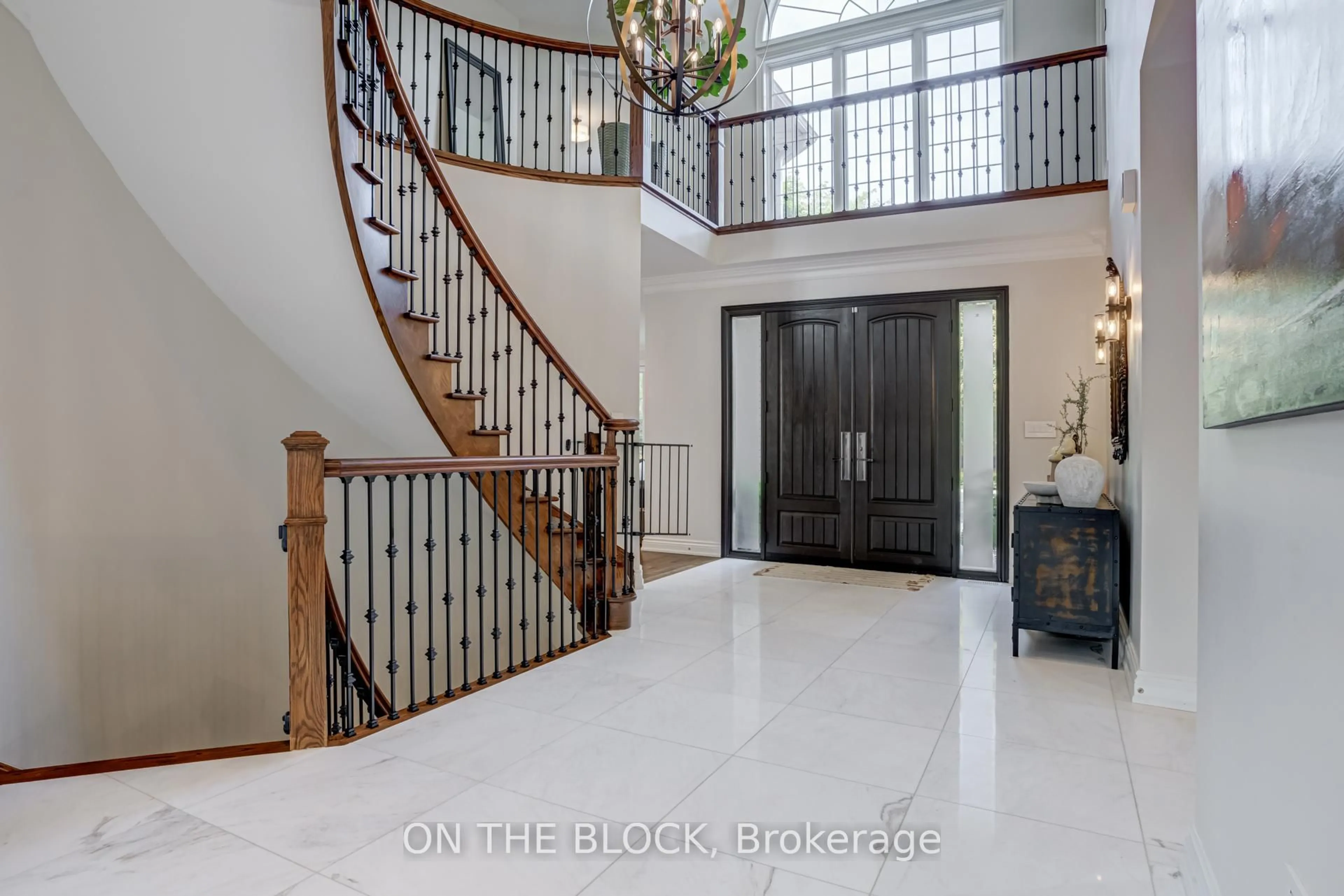 Indoor foyer for 2212 Oneida Crt, Mississauga Ontario L5C 4G5