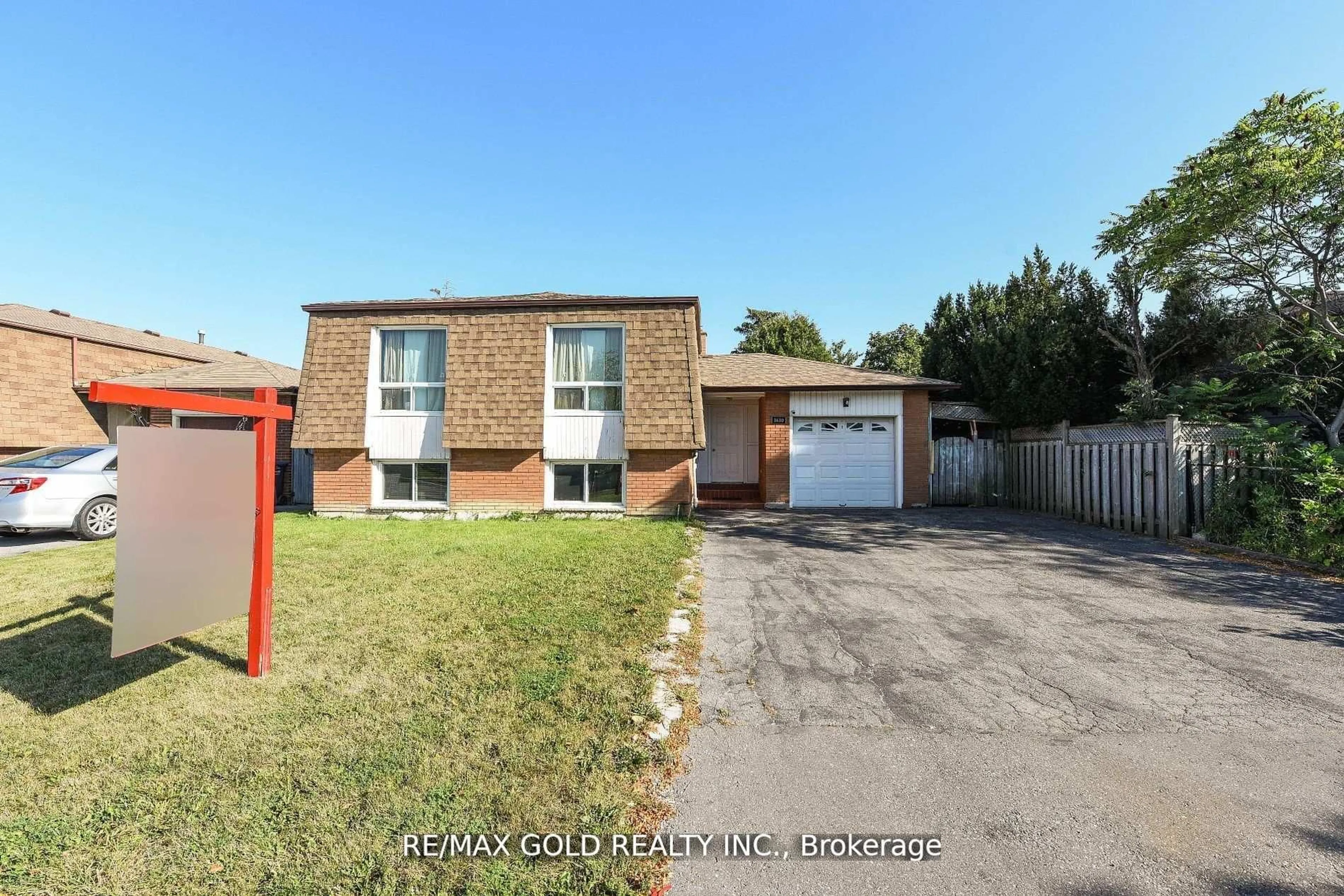 A pic from outside/outdoor area/front of a property/back of a property/a pic from drone, street for 3630 Brandon Gate Dr, Mississauga Ontario L4T 3E5