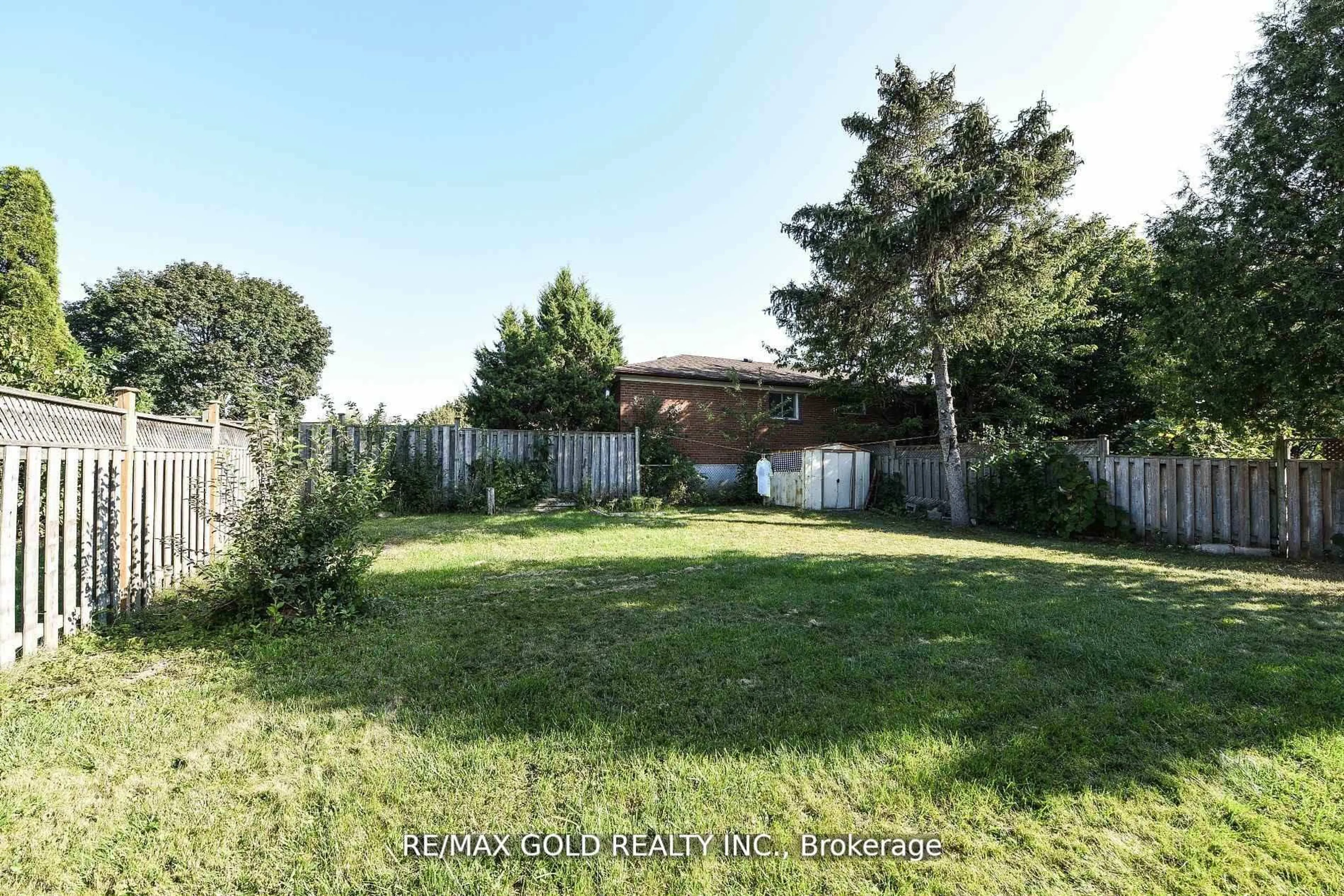 A pic from outside/outdoor area/front of a property/back of a property/a pic from drone, unknown for 3630 Brandon Gate Dr, Mississauga Ontario L4T 3E5