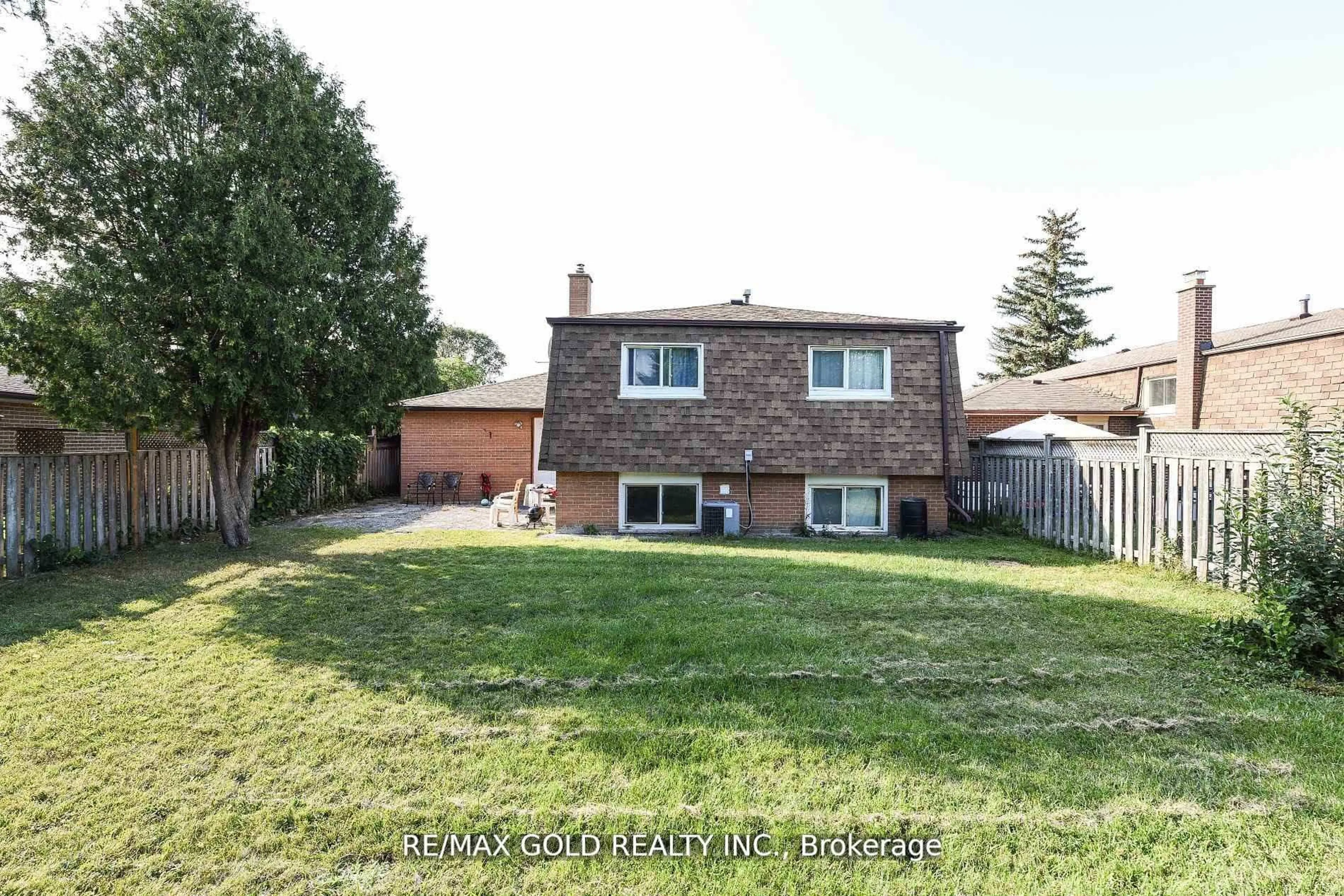 A pic from outside/outdoor area/front of a property/back of a property/a pic from drone, street for 3630 Brandon Gate Dr, Mississauga Ontario L4T 3E5