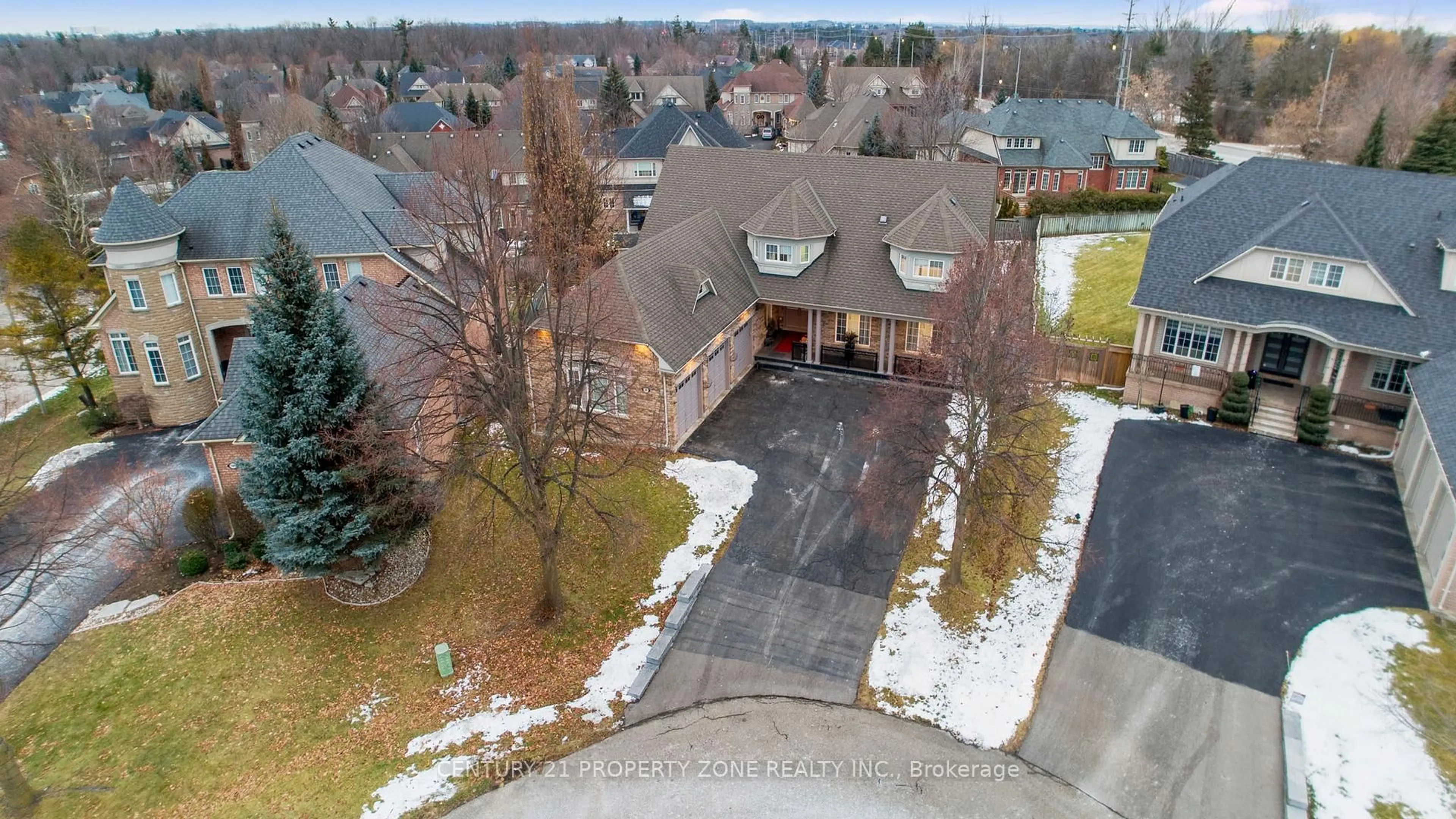 A pic from outside/outdoor area/front of a property/back of a property/a pic from drone, street for 4 Champion Crt, Brampton Ontario L6Y 5G9