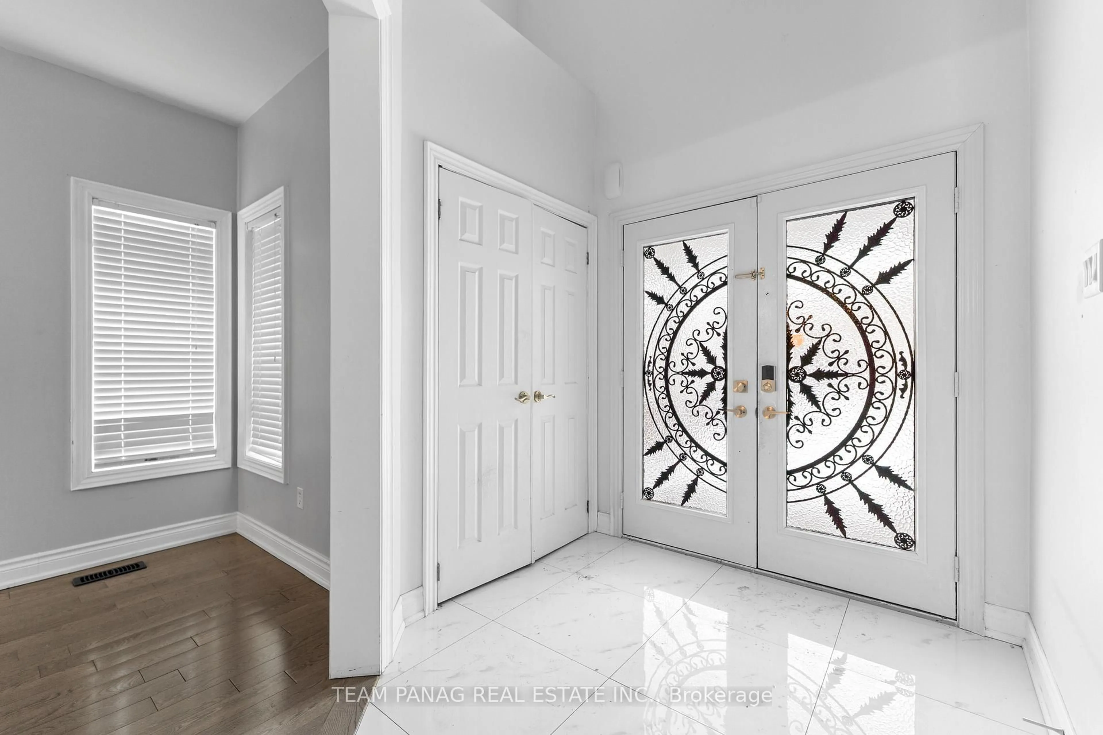 Indoor entryway for 24 Roundstone Dr, Brampton Ontario L6X 0K7