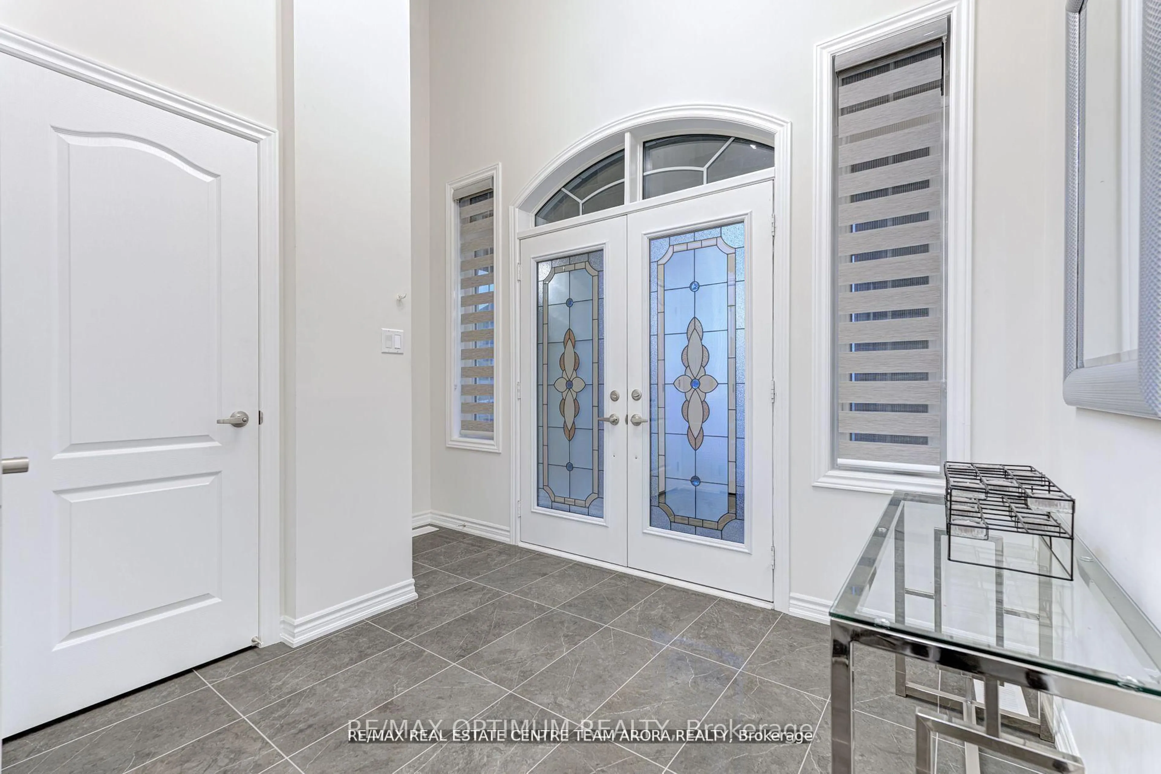 Indoor entryway for 566 Queen Mary Dr, Brampton Ontario L7A 4Y6