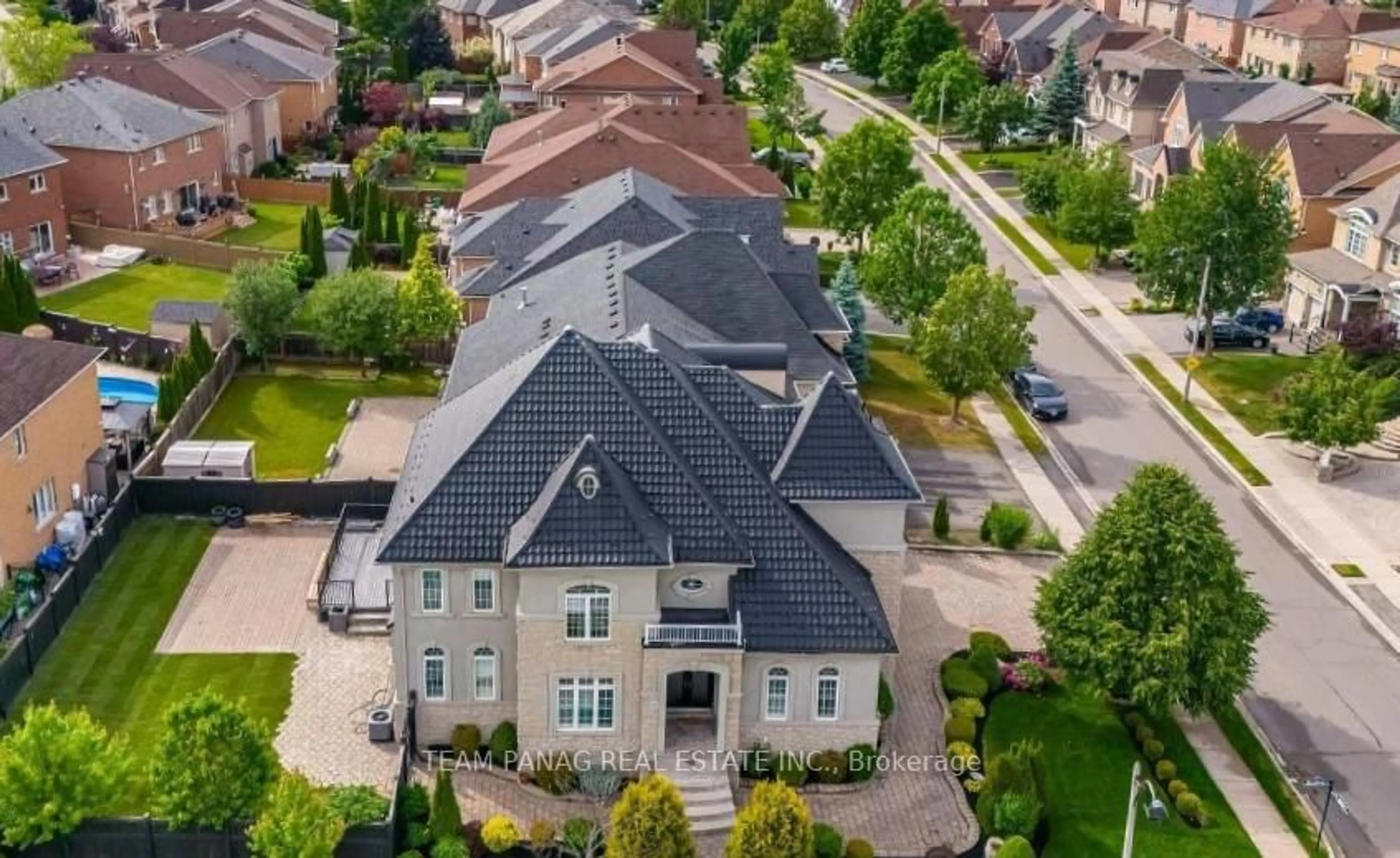 A pic from outside/outdoor area/front of a property/back of a property/a pic from drone, street for 2 Belleville Dr, Brampton Ontario L6P 1V7