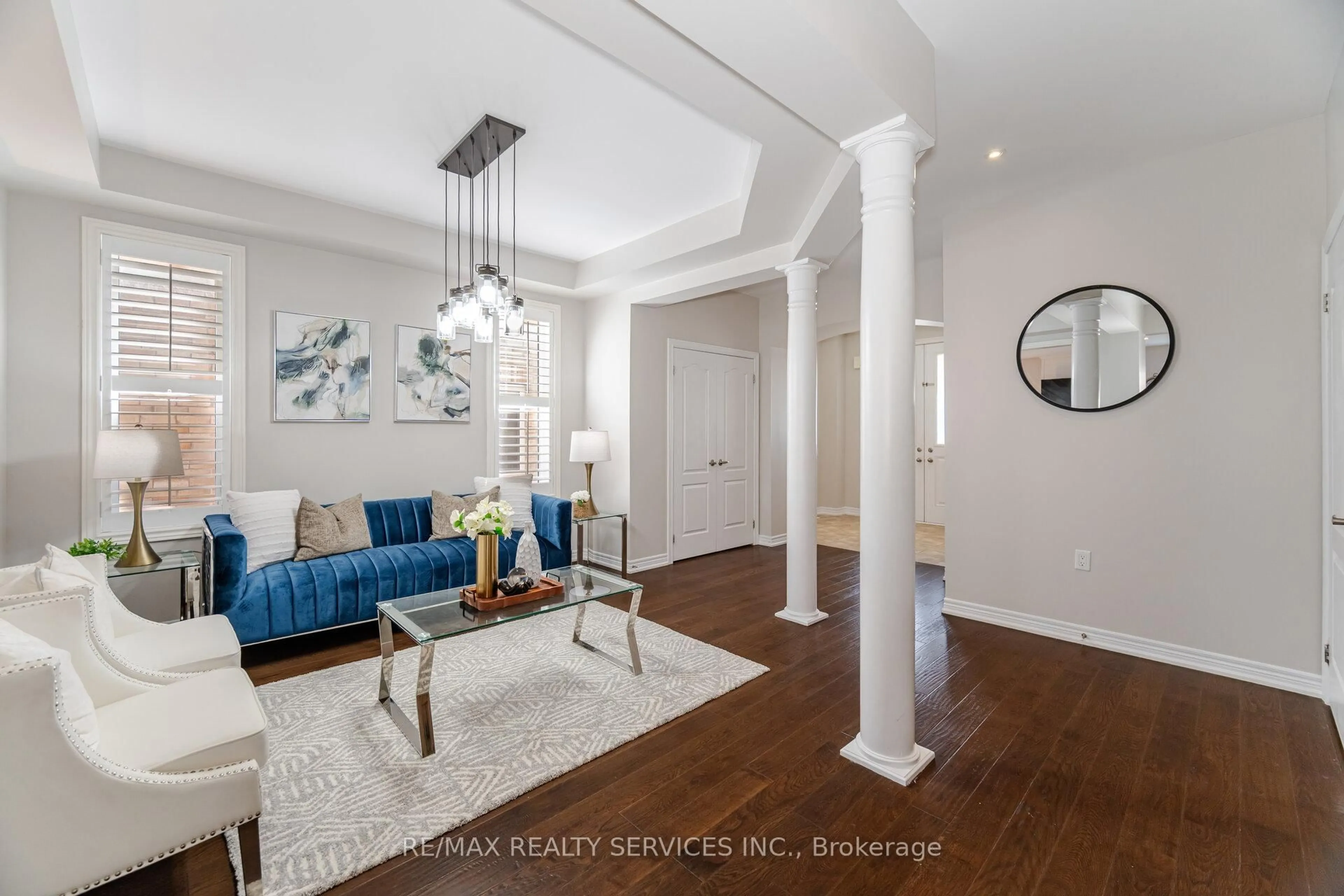 Living room with furniture, unknown for 9 Meadowcreek Rd, Caledon Ontario L7C 3Y9