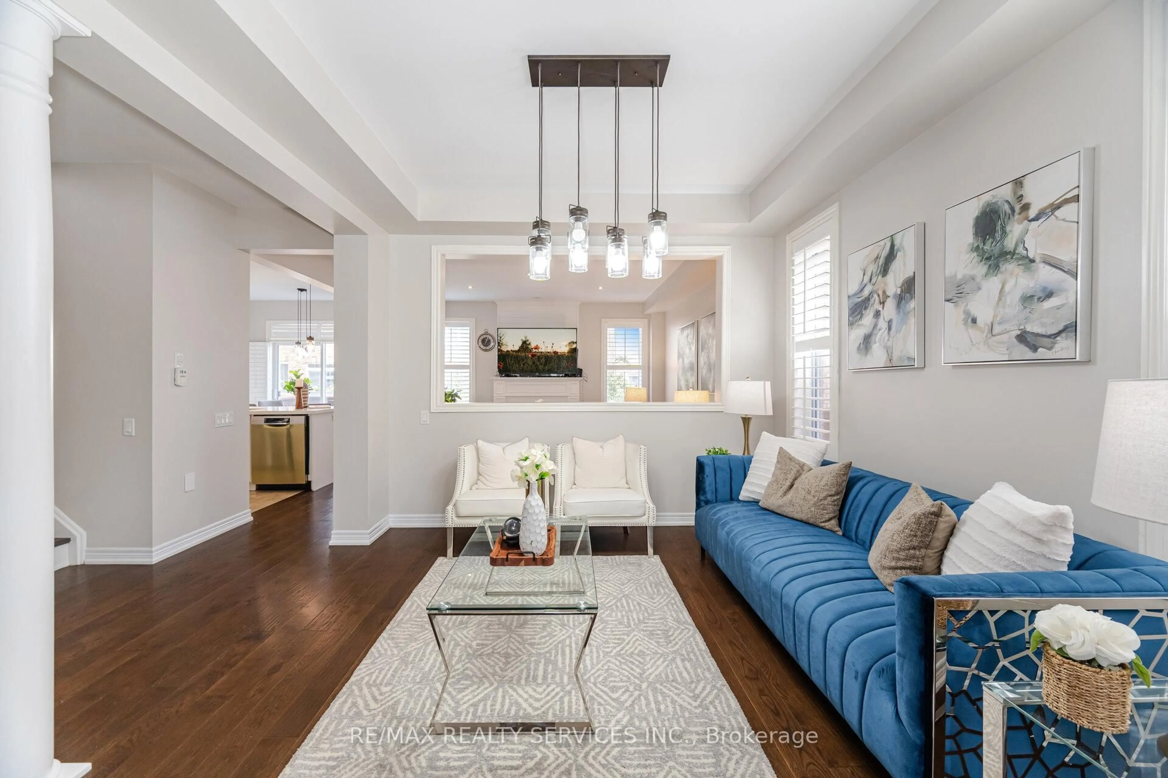 Living room with furniture, unknown for 9 Meadowcreek Rd, Caledon Ontario L7C 3Y9