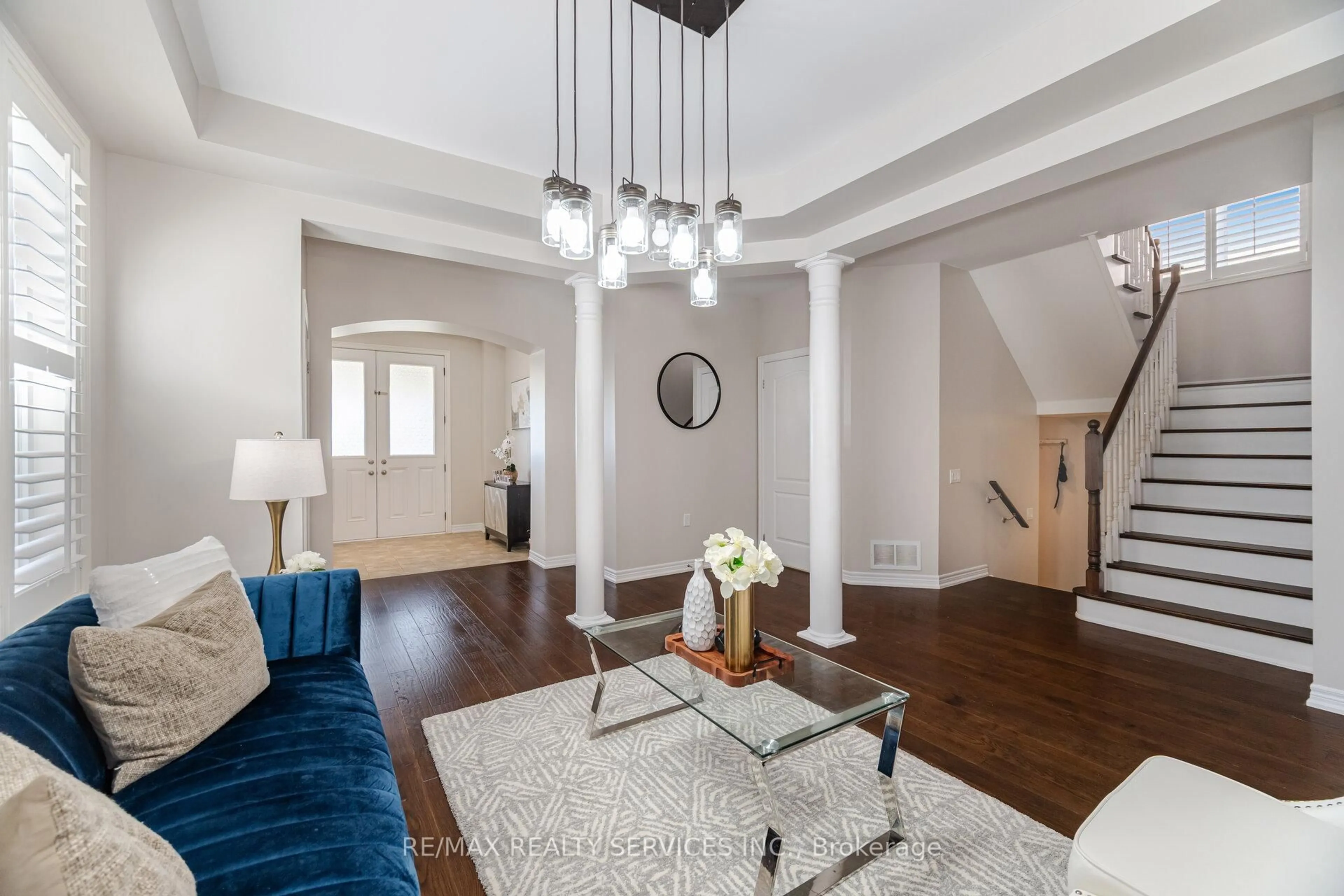 Living room with furniture, unknown for 9 Meadowcreek Rd, Caledon Ontario L7C 3Y9