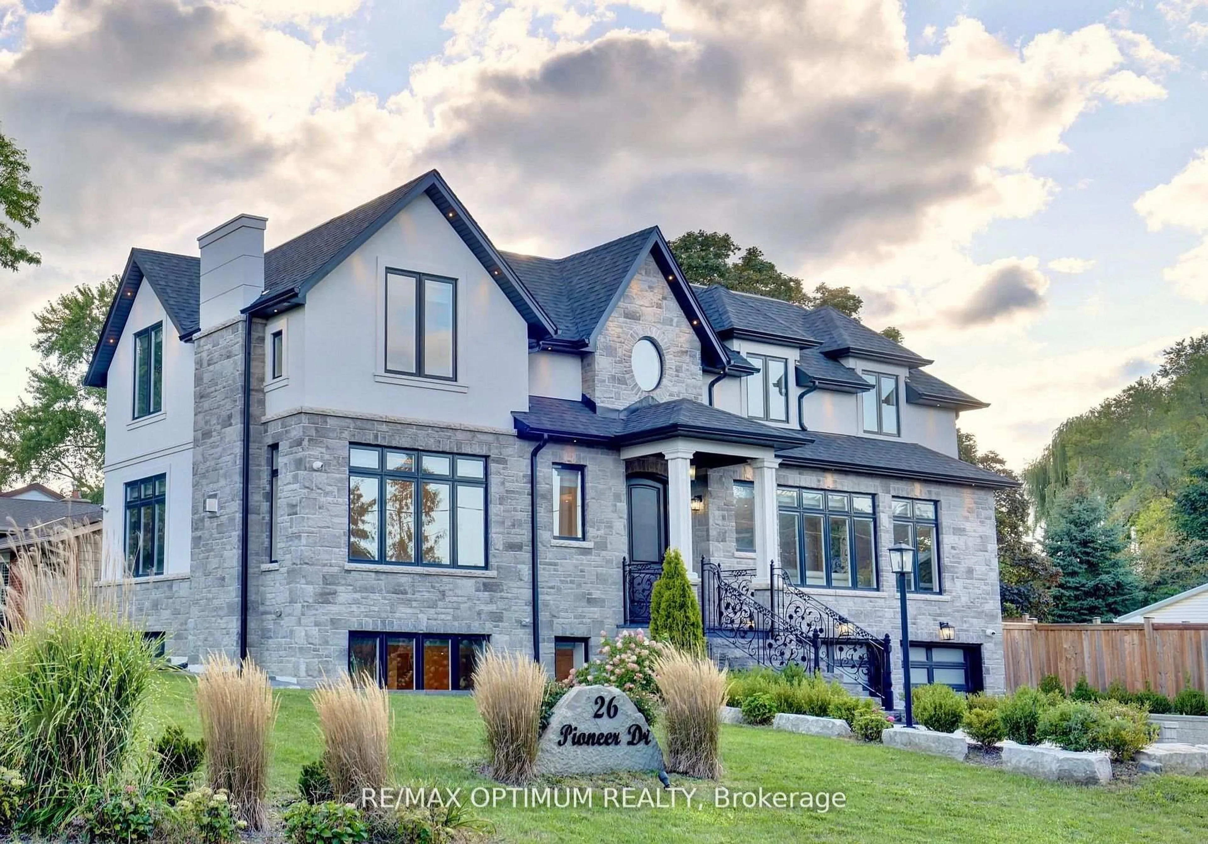 Home with brick exterior material, unknown for 26 Pioneer Dr, Mississauga Ontario L5M 1G9