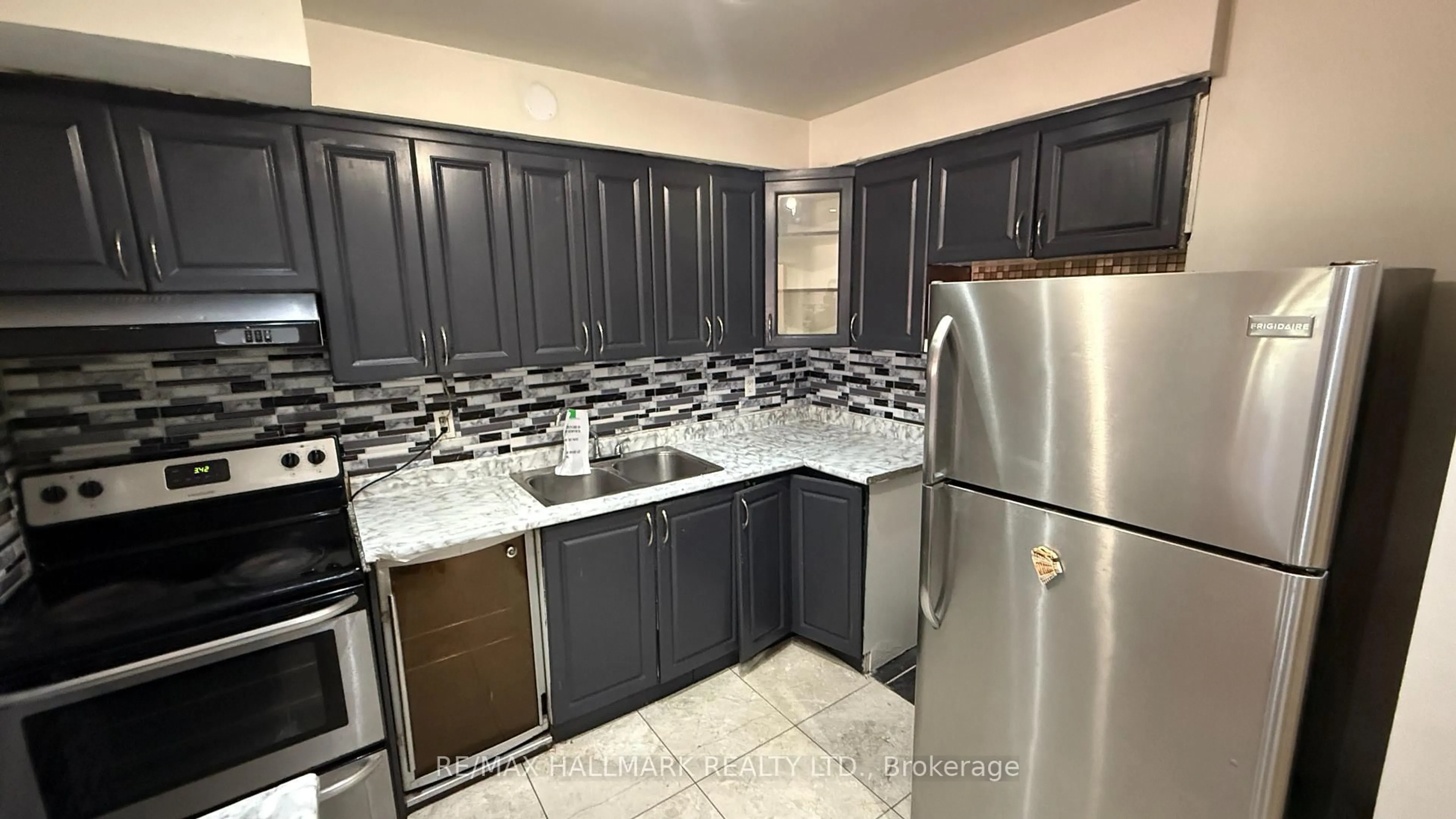 Standard kitchen, ceramic/tile floor for 3600 Morning Star Dr #10, Mississauga Ontario L4T 1Y5