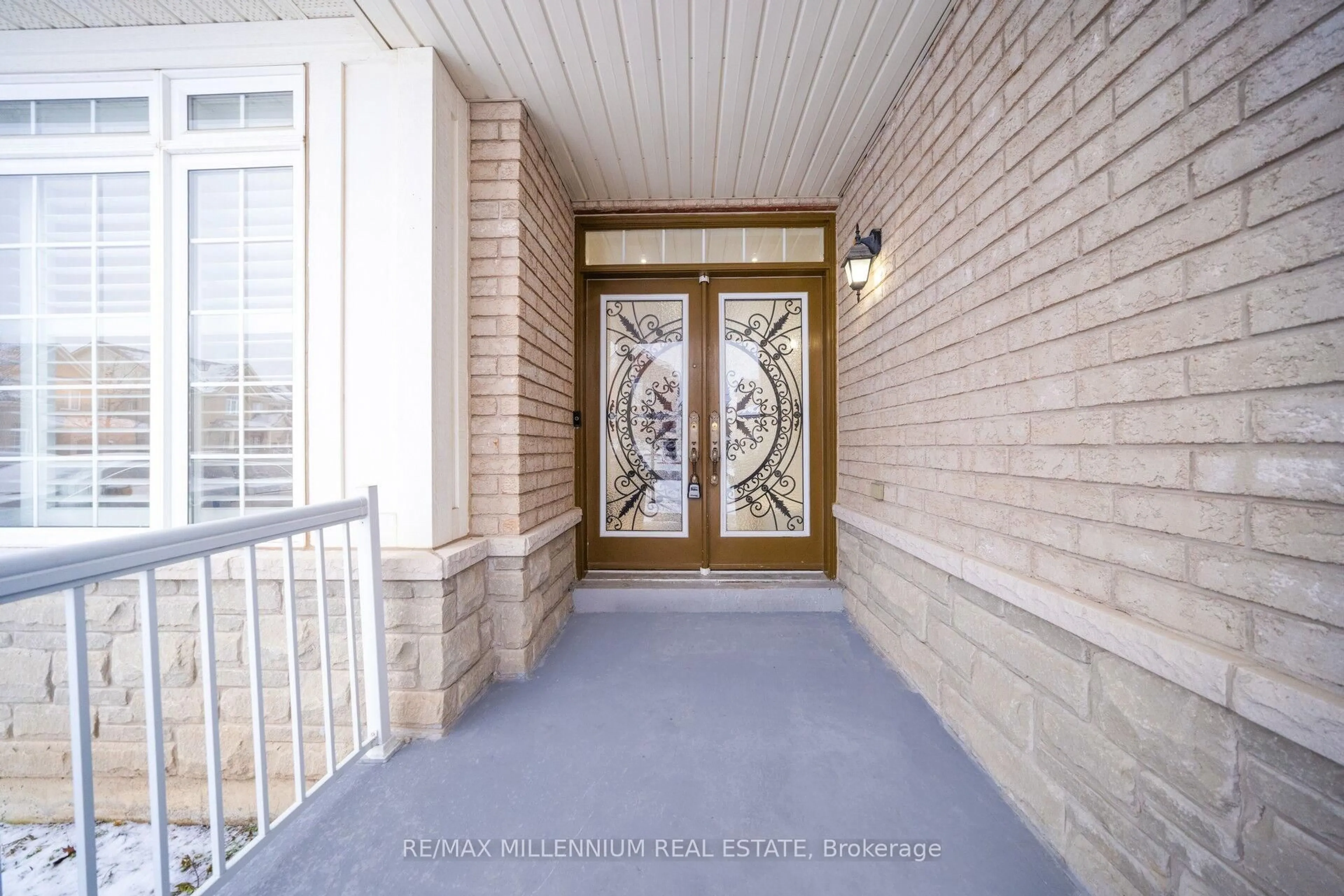 Indoor entryway for 517 Bussel Cres, Milton Ontario L9T 0W8