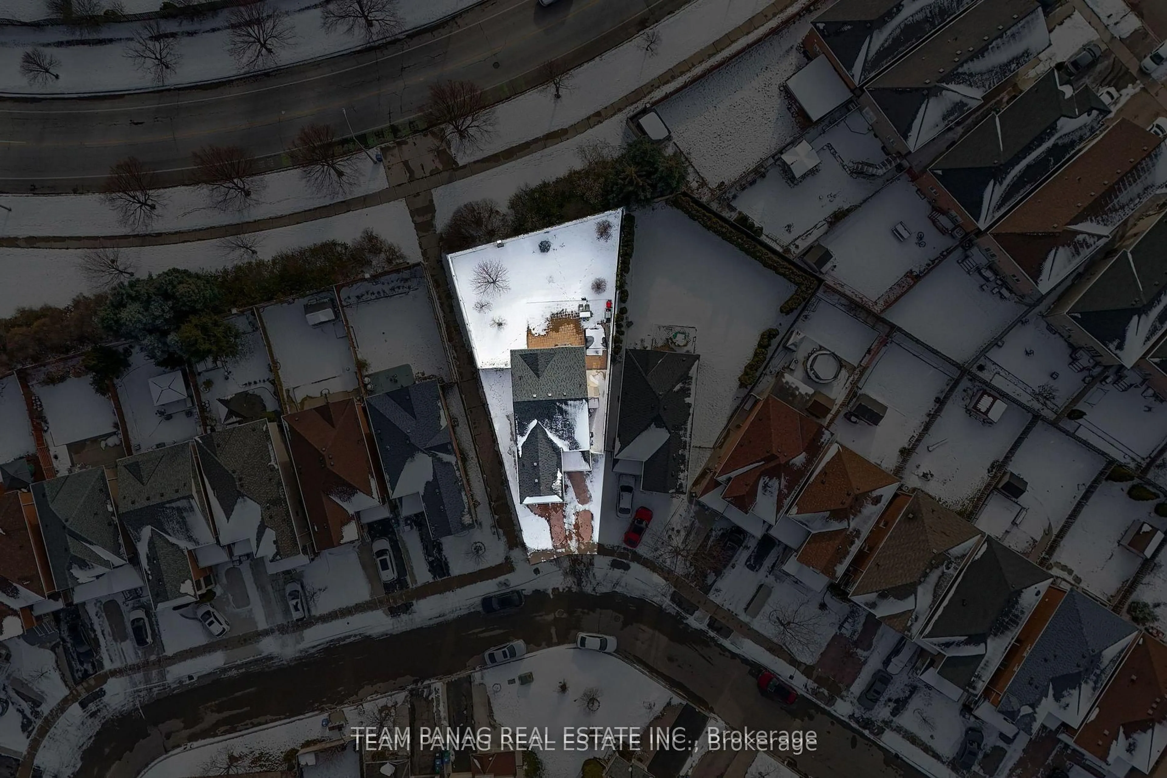 A pic from outside/outdoor area/front of a property/back of a property/a pic from drone, city buildings view from balcony for 66 Tobermory Cres, Brampton Ontario L6V 4T5