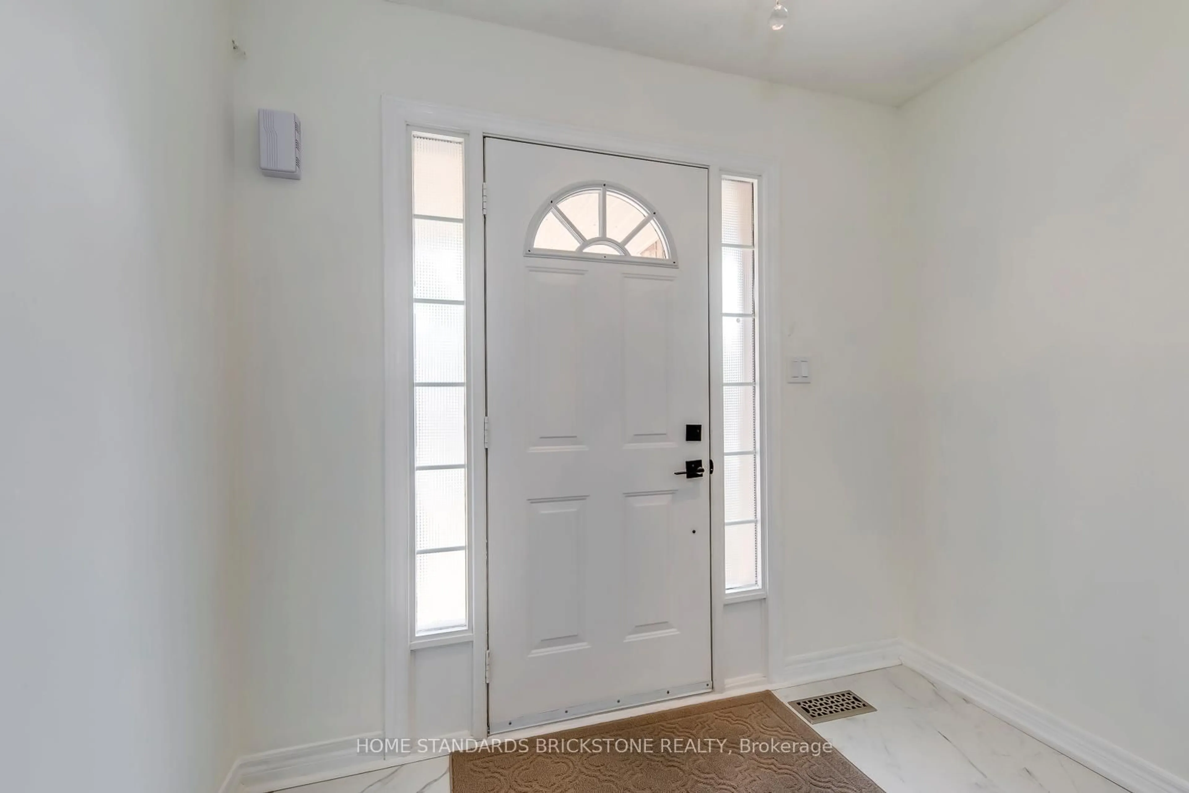 Indoor entryway for 1296 Inglehart Dr, Burlington Ontario L7M 4Z4