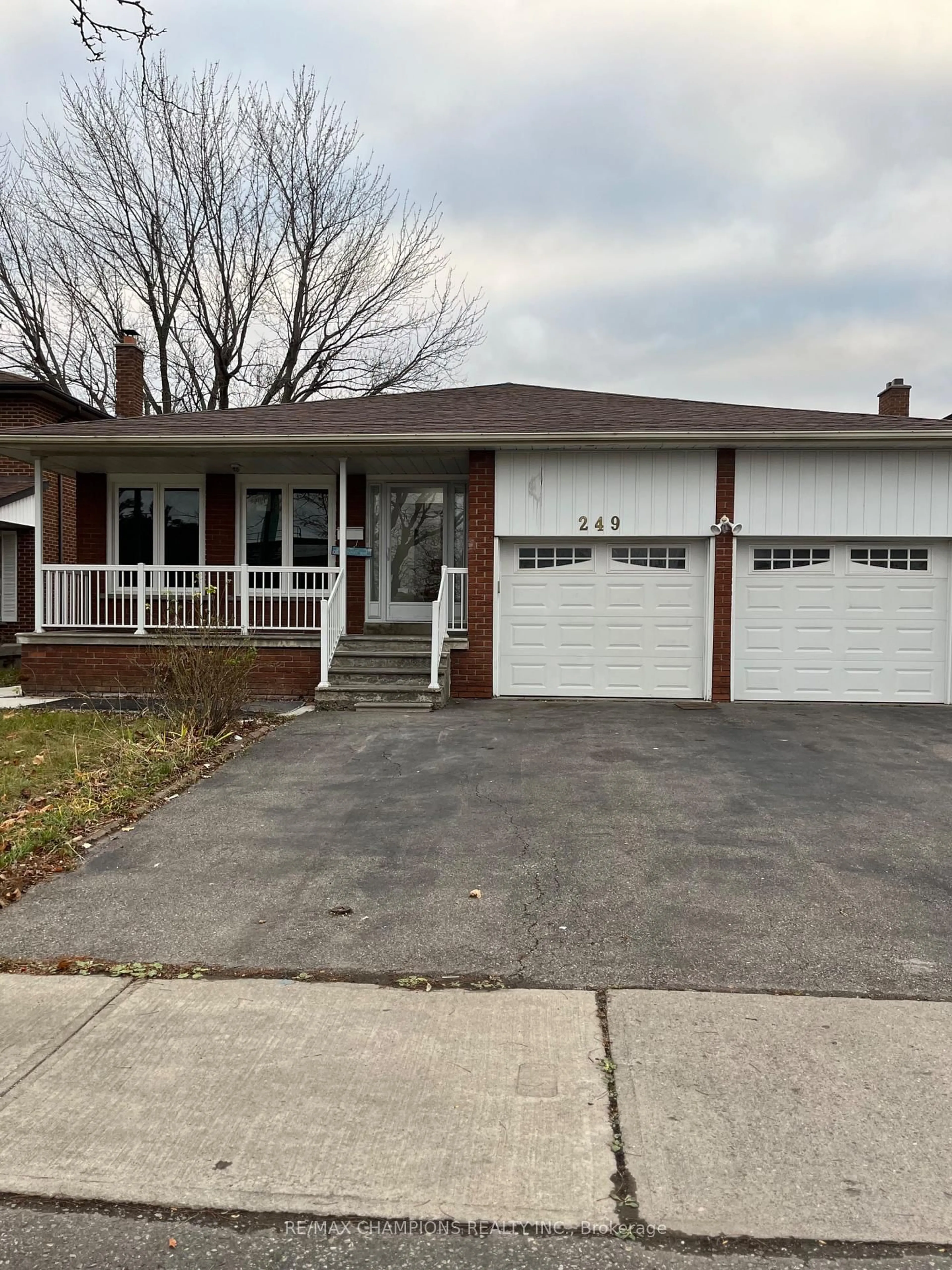 Unknown for 249 Centre St, Brampton Ontario L6V 2R3