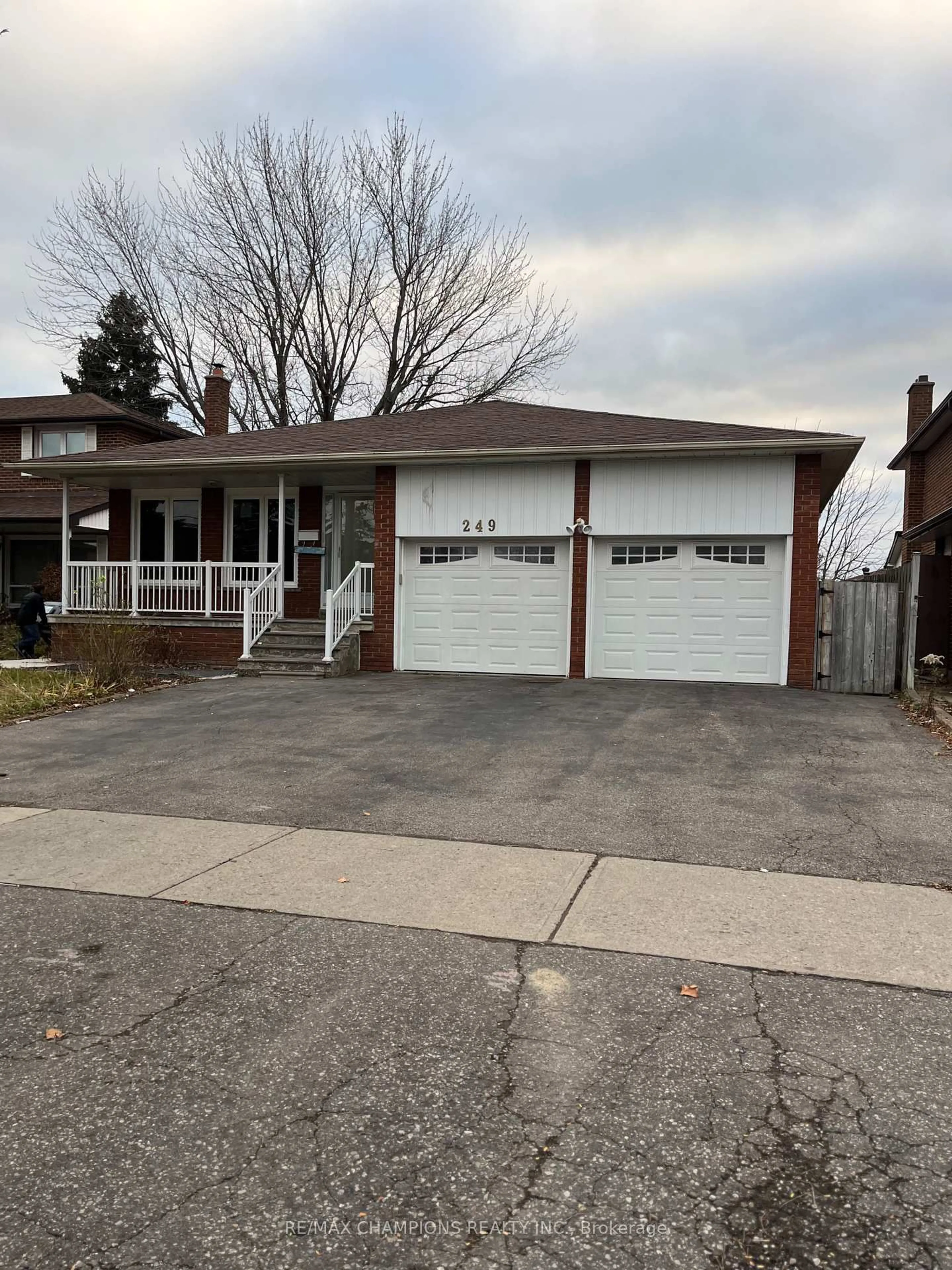 Unknown for 249 Centre St, Brampton Ontario L6V 2R3