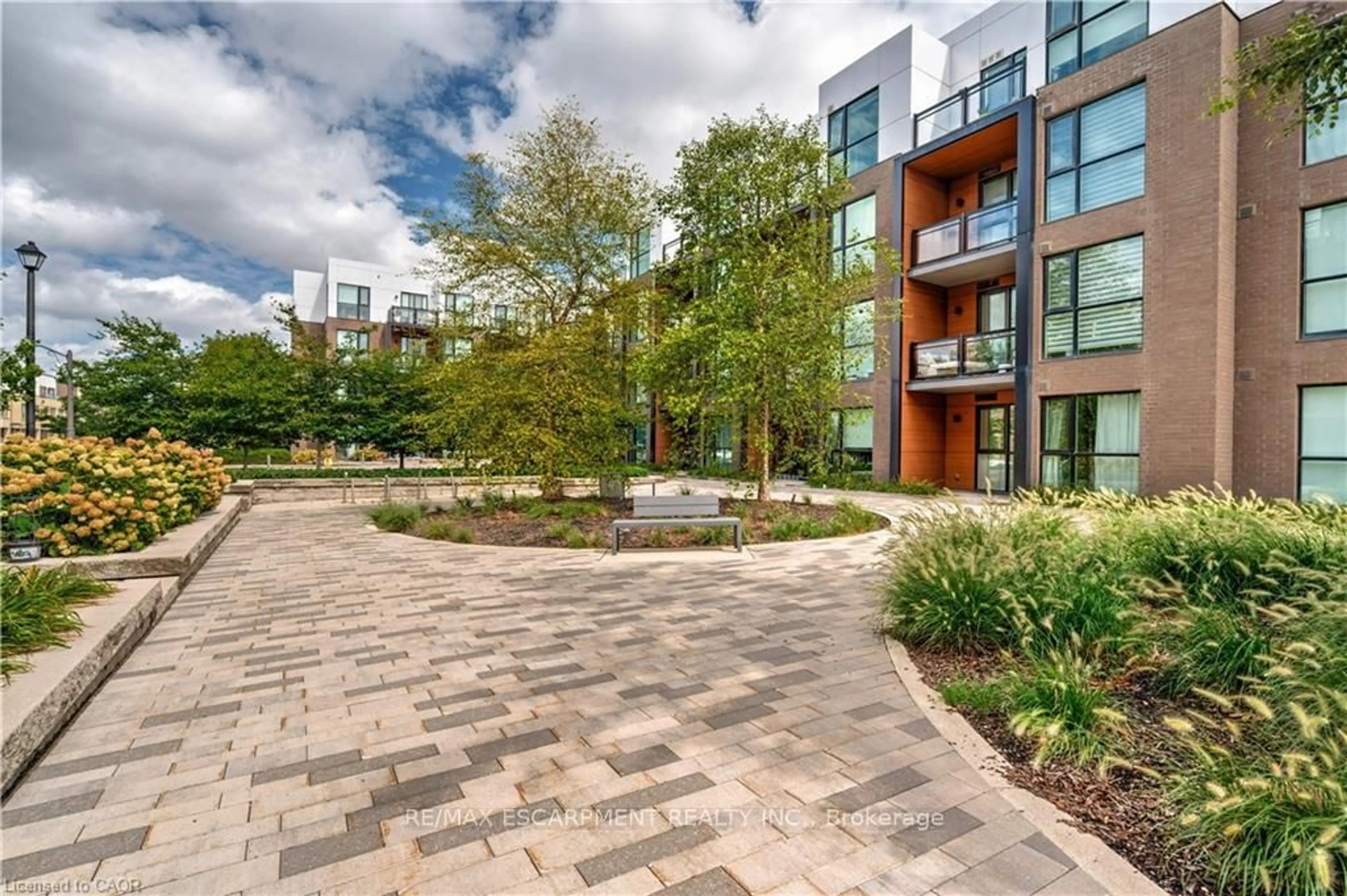 Patio, street for 168 Sabina Dr #119, Oakville Ontario L6H 0W5