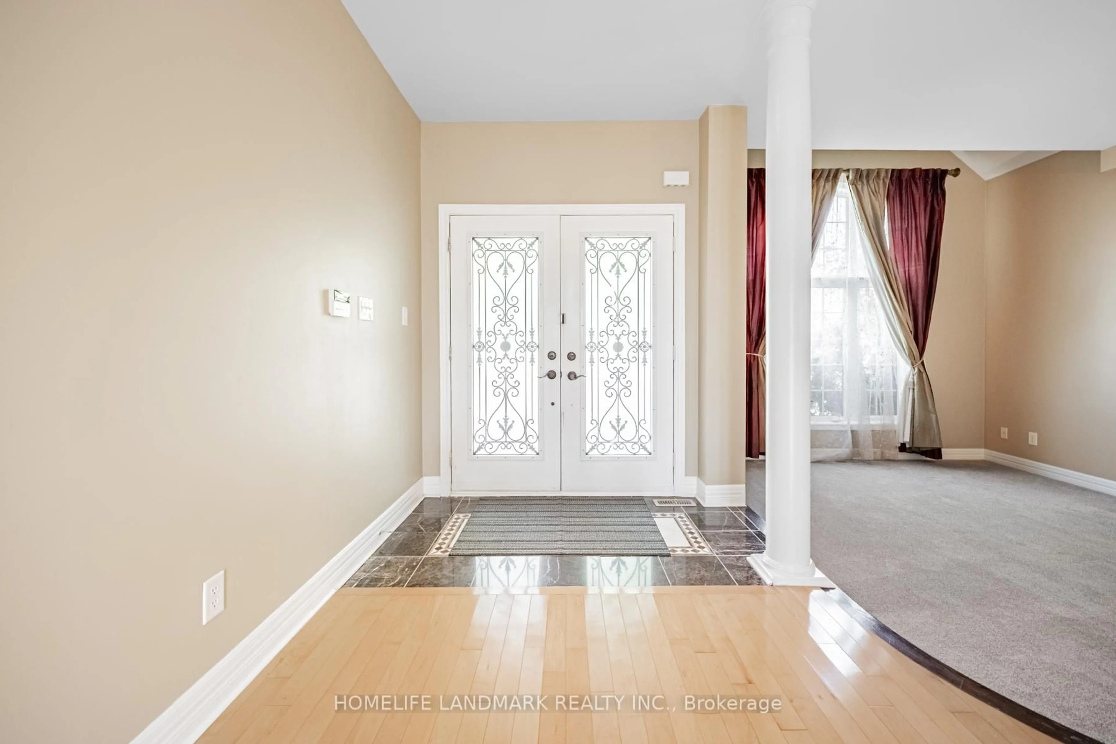 Indoor entryway for 2481 Whistling Springs Cres, Oakville Ontario L6M 5G3
