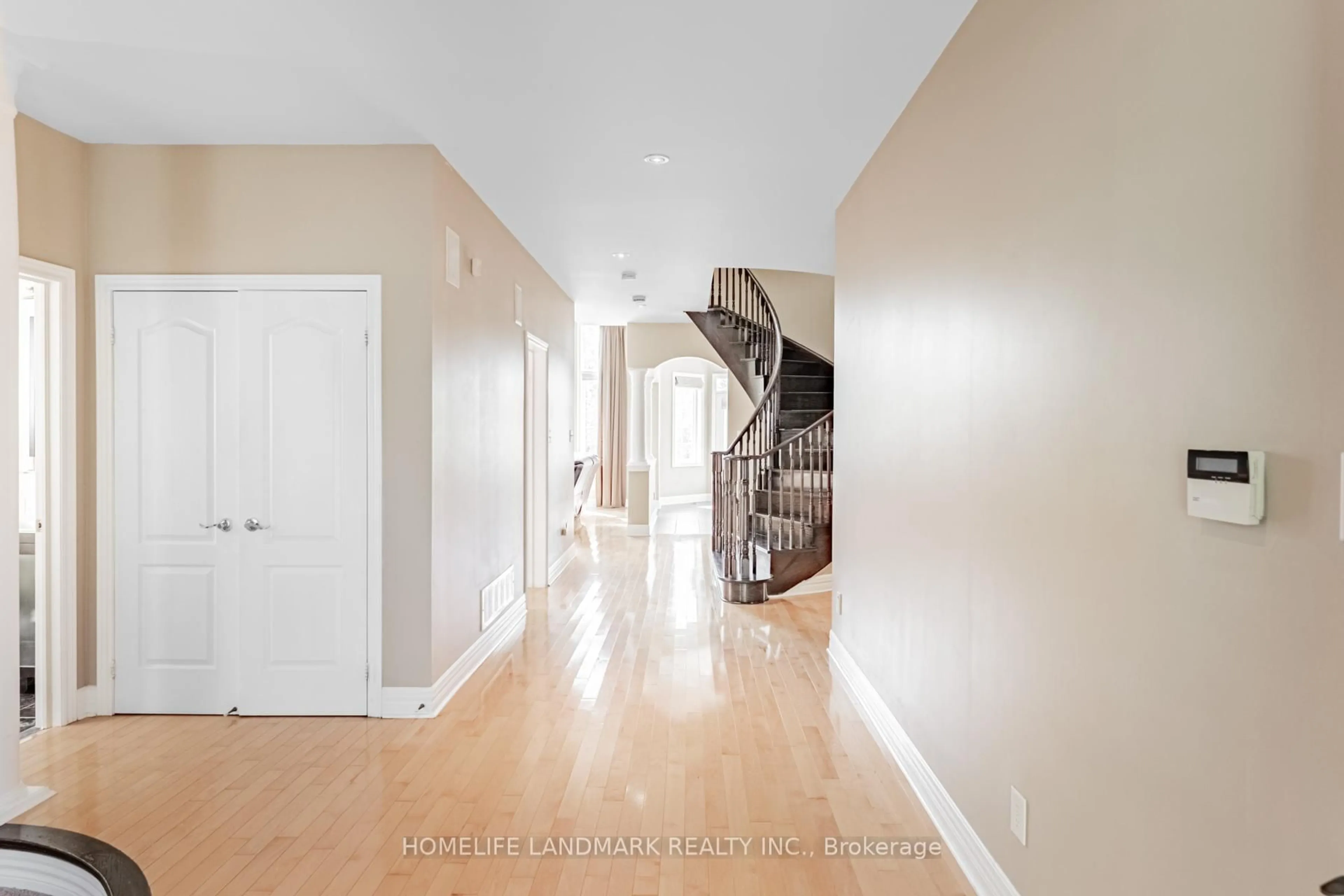 Indoor entryway for 2481 Whistling Springs Cres, Oakville Ontario L6M 5G3