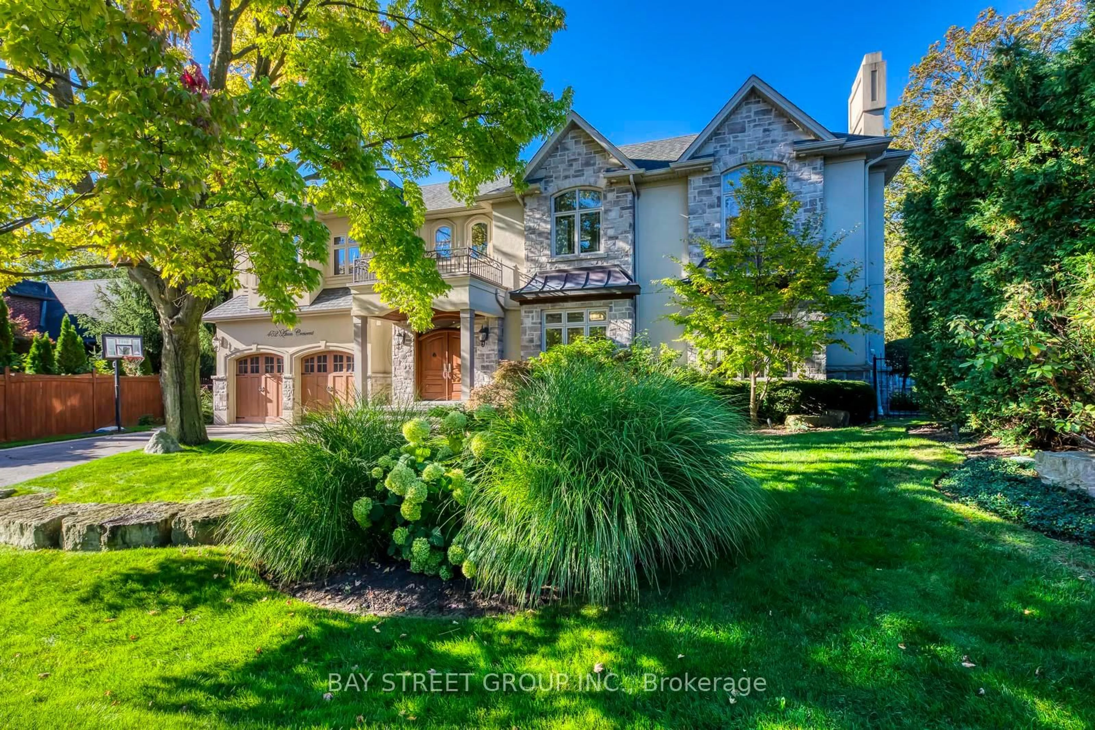 Home with brick exterior material, street for 452 Avon Cres, Oakville Ontario L6J 2T3