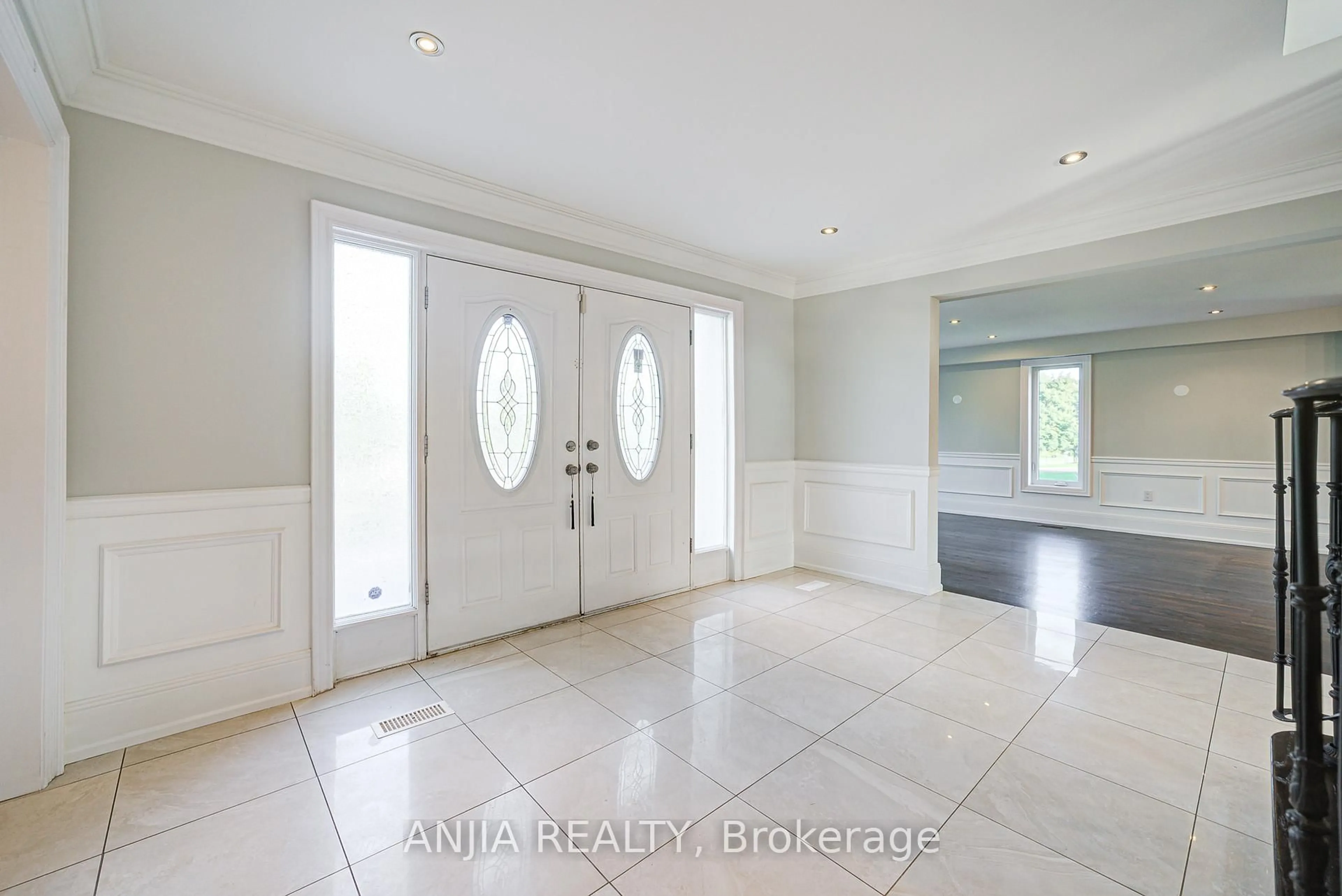 Indoor entryway for 44 Bellini Ave, Brampton Ontario L6P 0E2