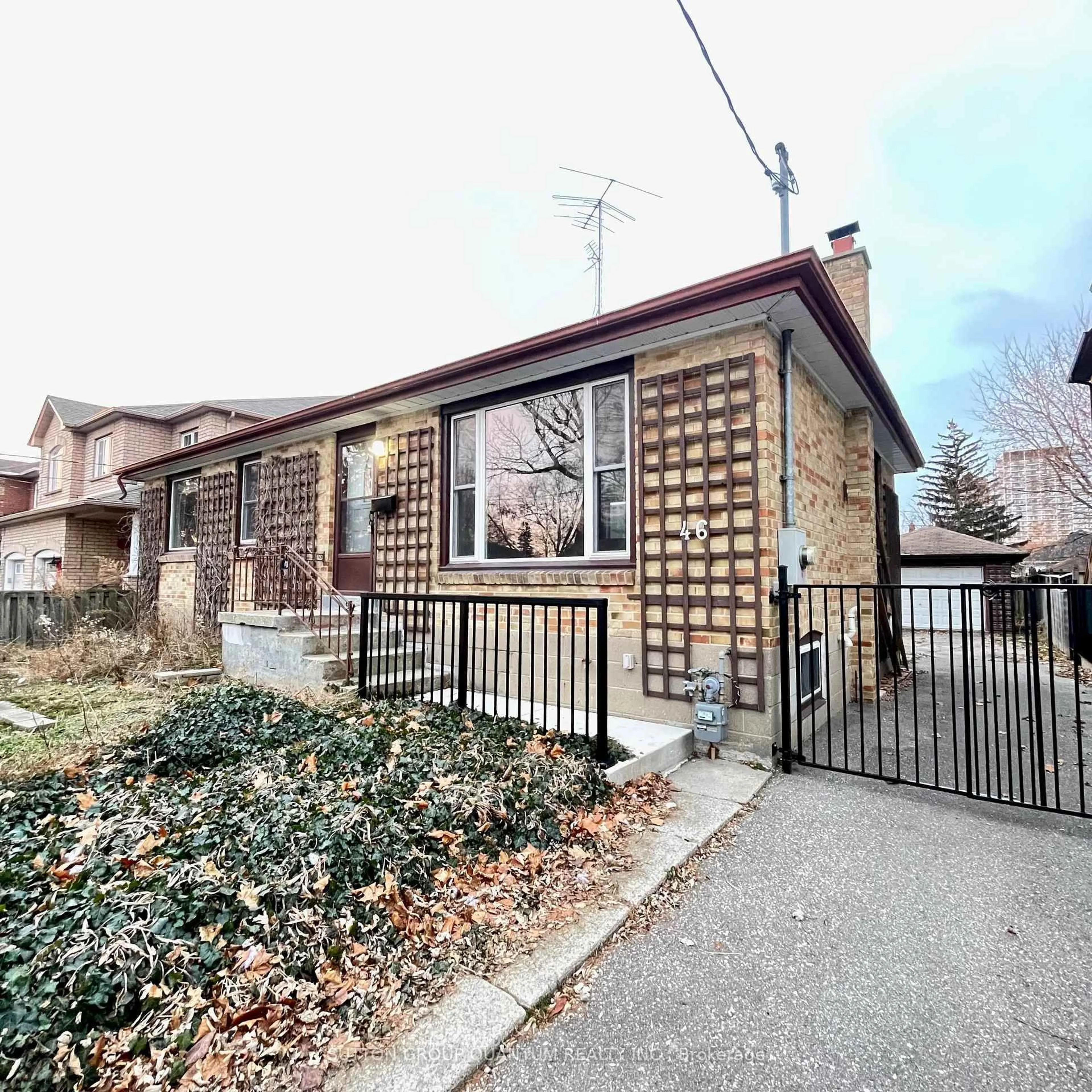 Home with brick exterior material, street for 46 Woodlawn Ave, Mississauga Ontario L5G 3K6