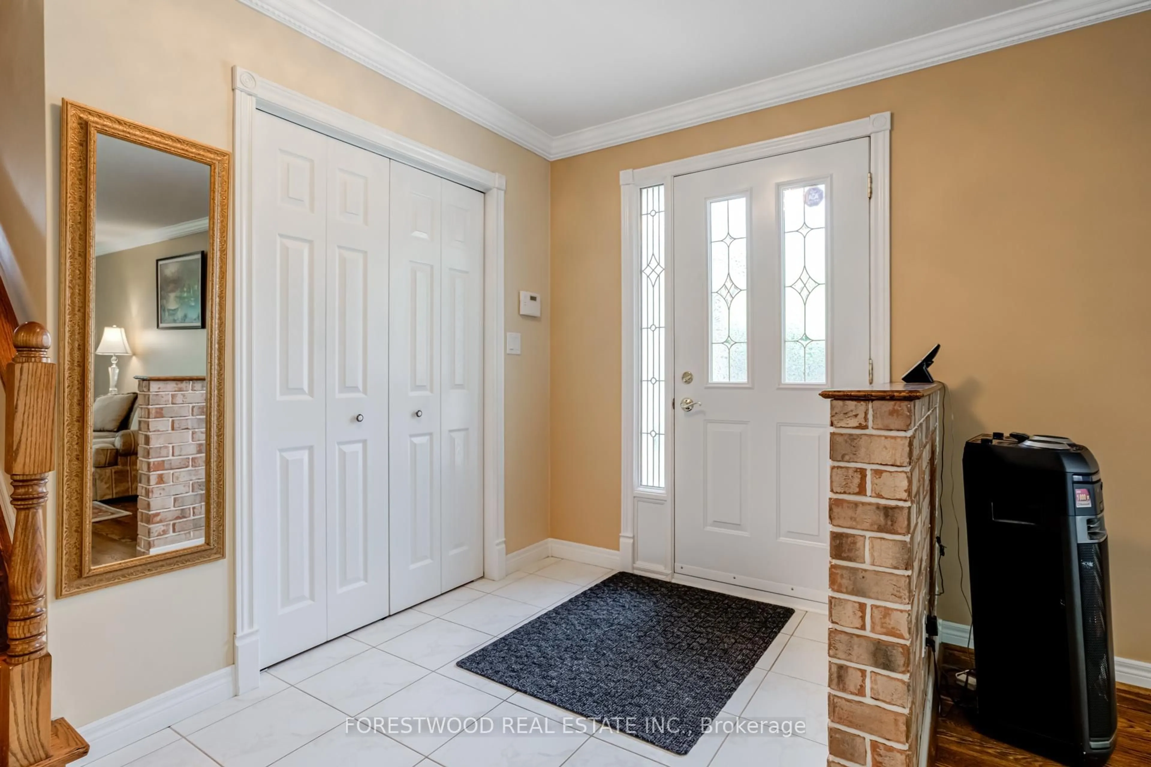 Indoor entryway for 1192 Chada Ave, Mississauga Ontario L5C 1P9