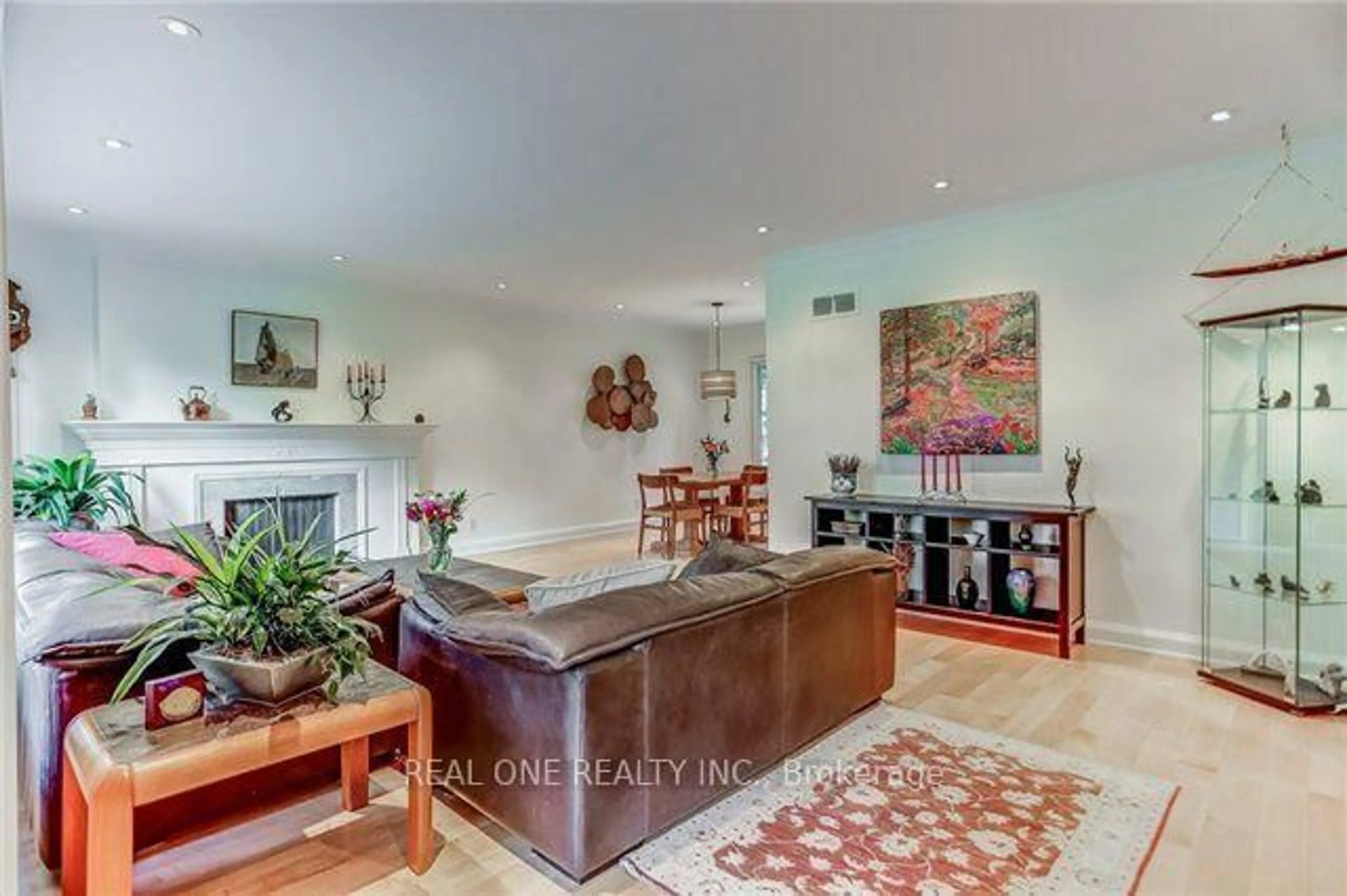 Living room with furniture, ceramic/tile floor for 1268 Lorne Park Rd, Mississauga Ontario L5H 3A8