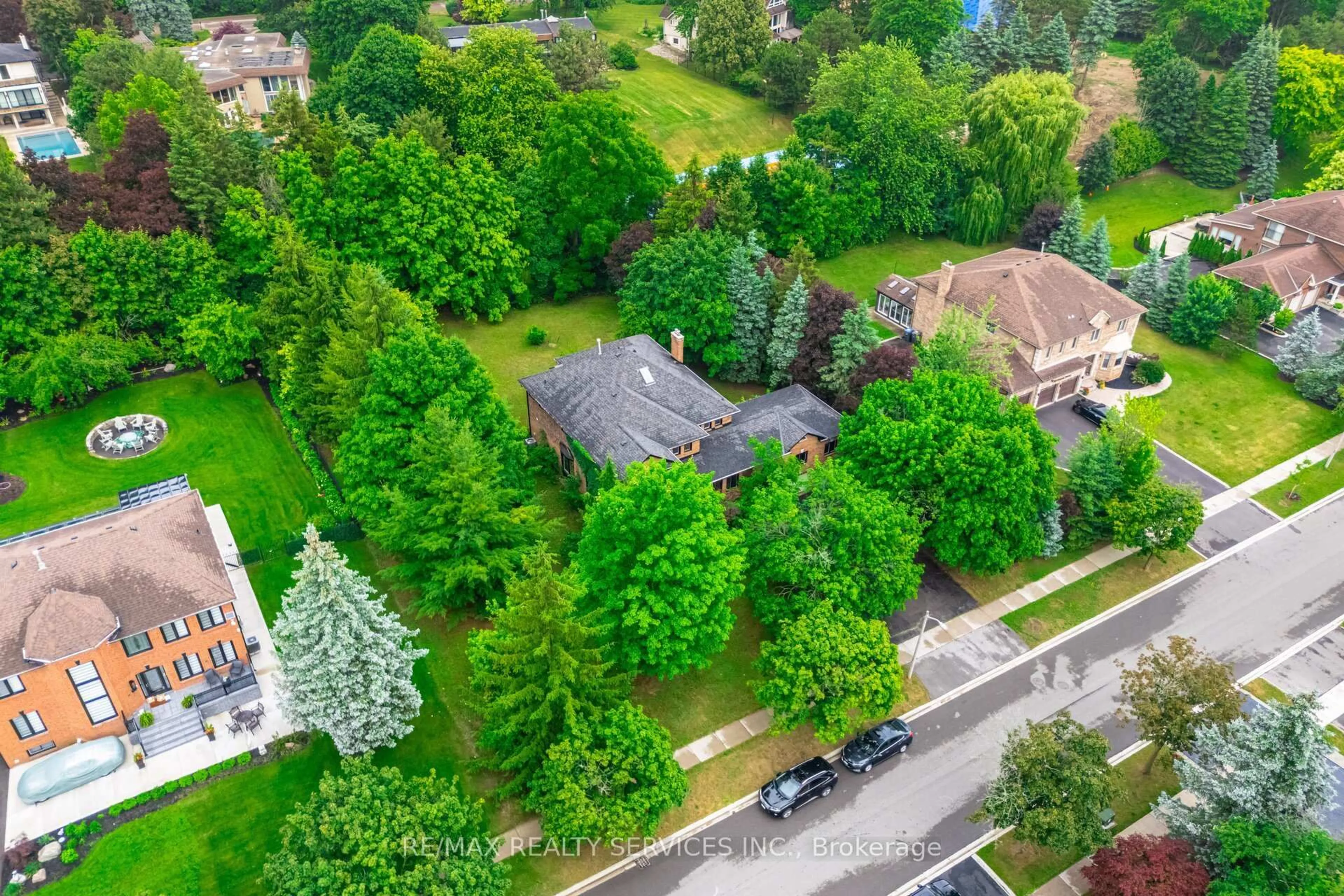 A pic from outside/outdoor area/front of a property/back of a property/a pic from drone, street for 106 Kenpark Ave, Brampton Ontario L6Z 3J8
