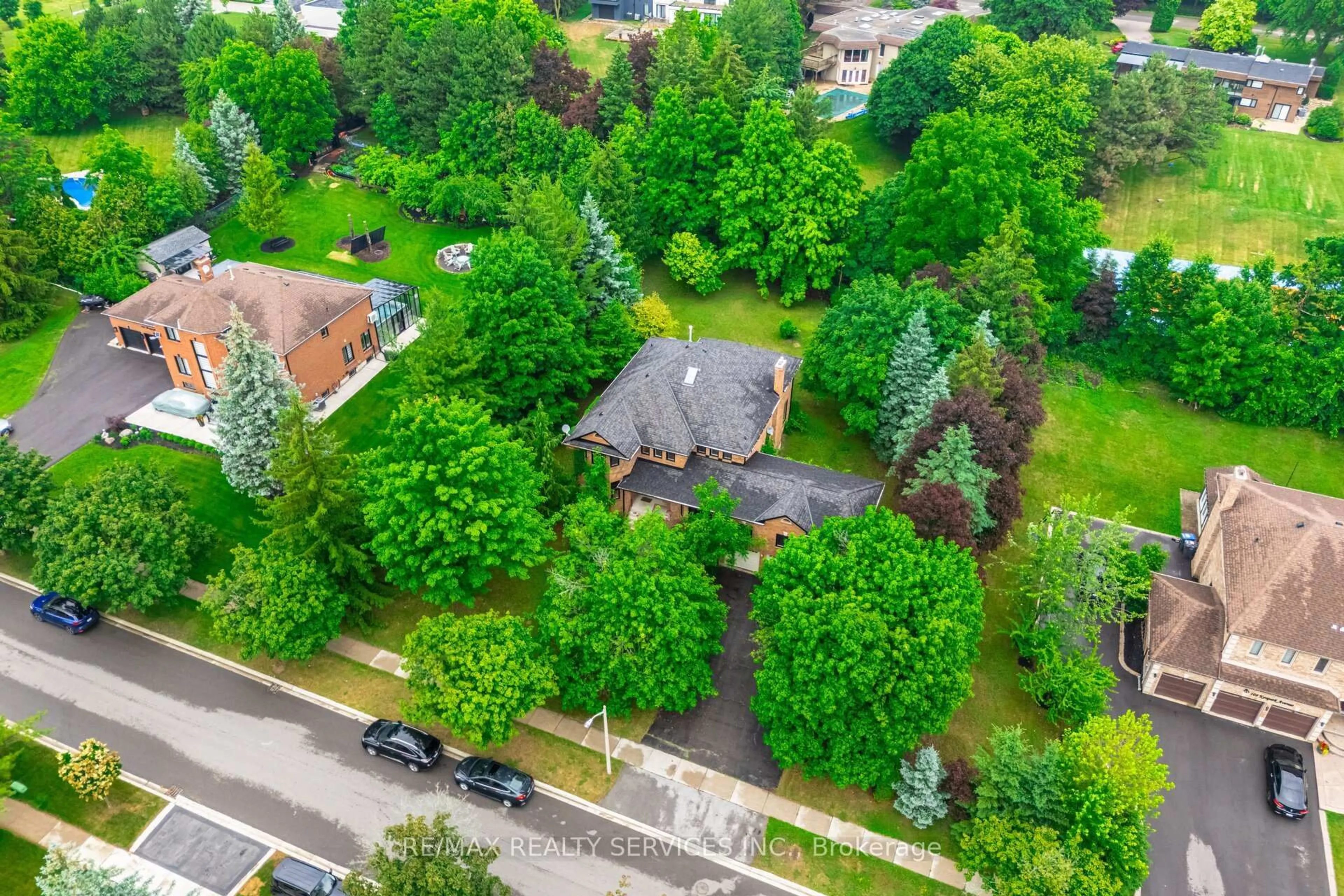 A pic from outside/outdoor area/front of a property/back of a property/a pic from drone, street for 106 Kenpark Ave, Brampton Ontario L6Z 3J8