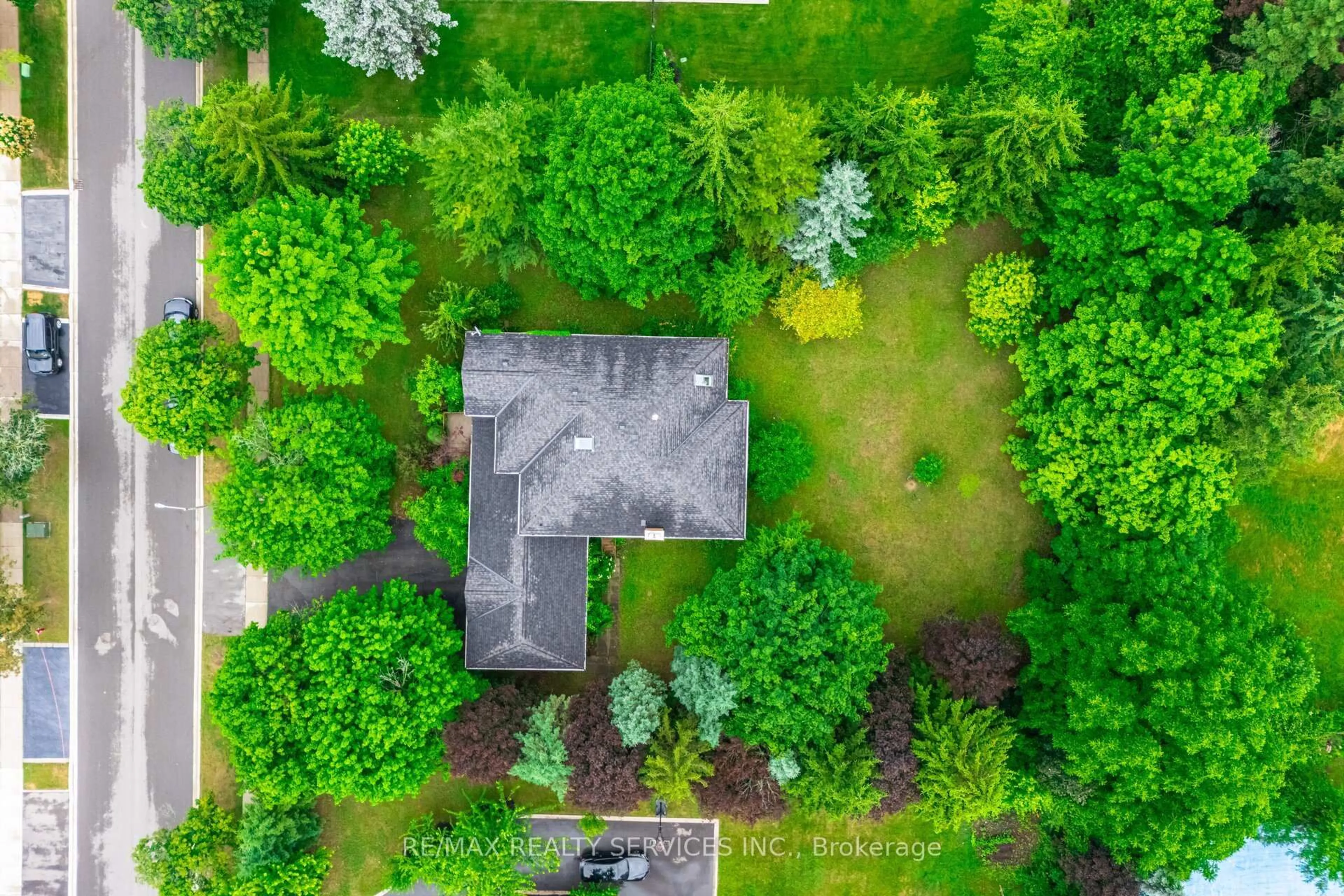 A pic from outside/outdoor area/front of a property/back of a property/a pic from drone, forest/trees view for 106 Kenpark Ave, Brampton Ontario L6Z 3J8