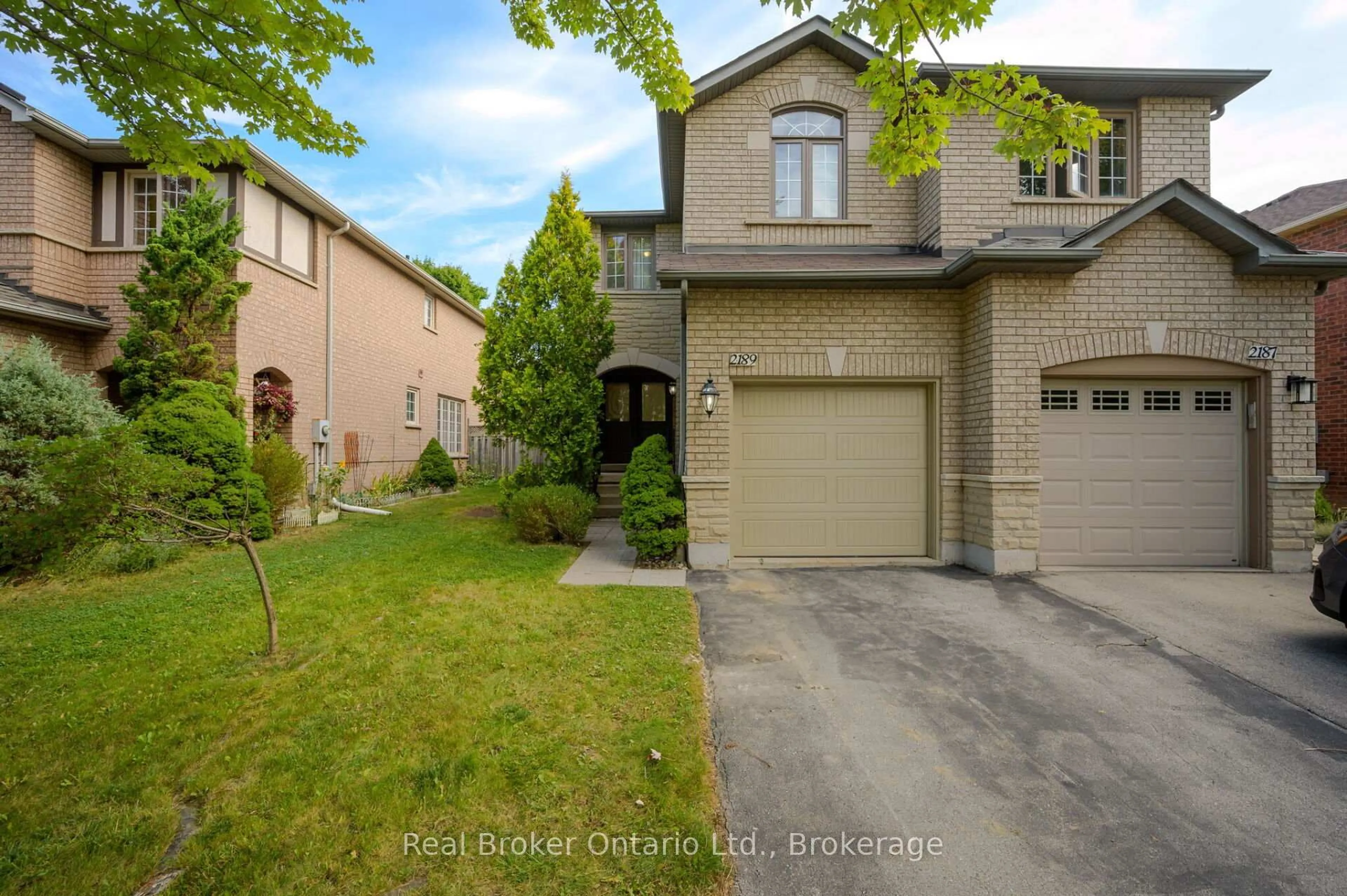 A pic from outside/outdoor area/front of a property/back of a property/a pic from drone, street for 2189 Shorncliffe Blvd, Oakville Ontario L6M 3X2